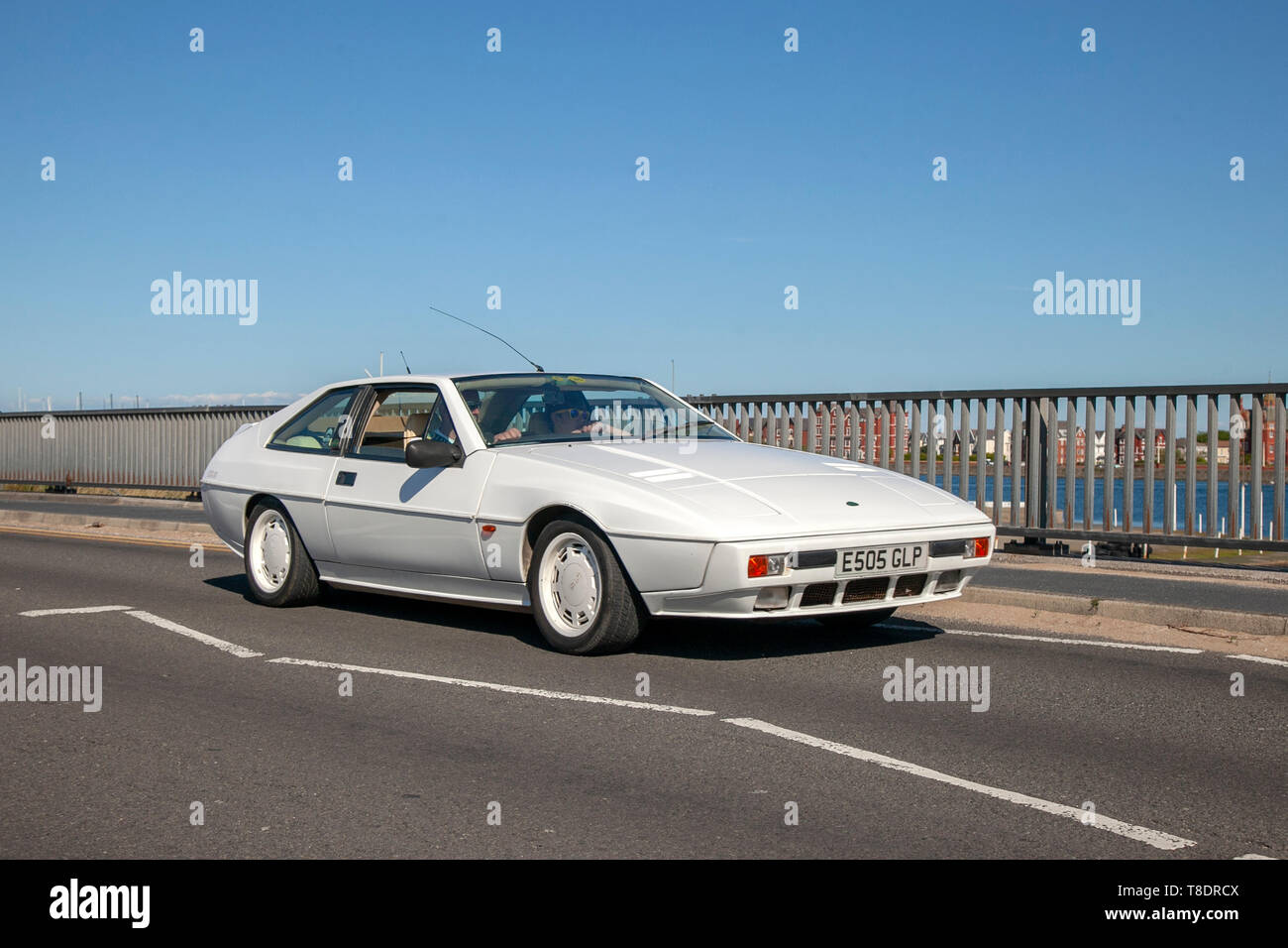 White anni '1987 80 Lotus Eclat 2+2 super auto sportiva guidata sul lungomare di Southport, Regno Unito Foto Stock