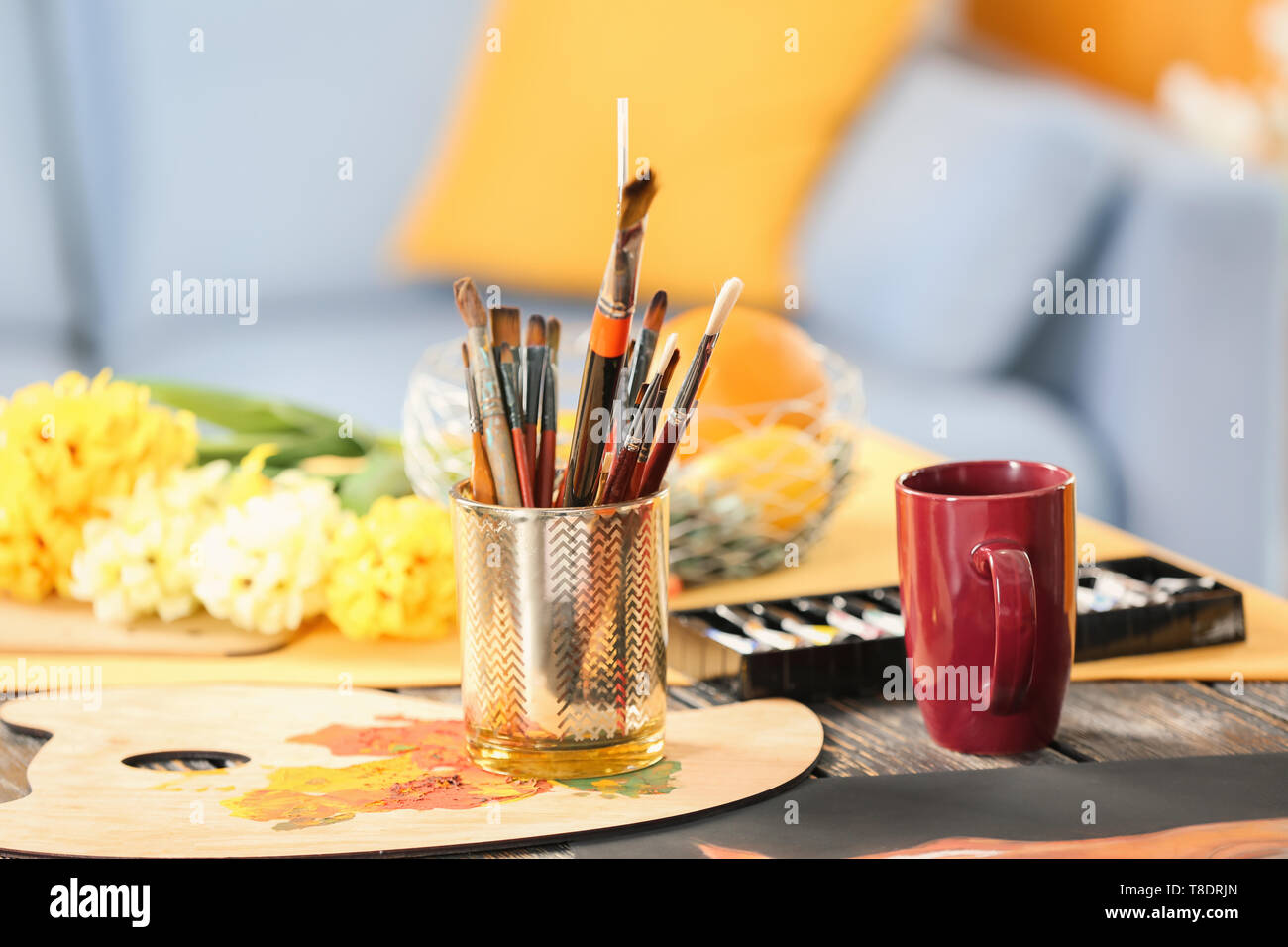 Spazzole di artista professionista con palette in officina Foto Stock
