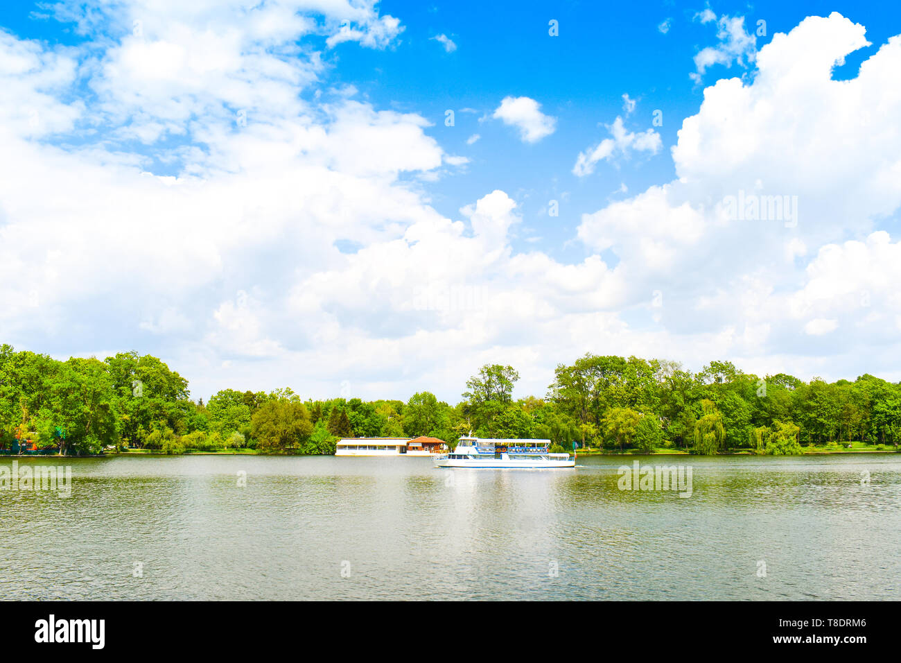 Bellissimo Parco Herastrau da Bucarest, Romania in una giornata di primavera. Foto Stock