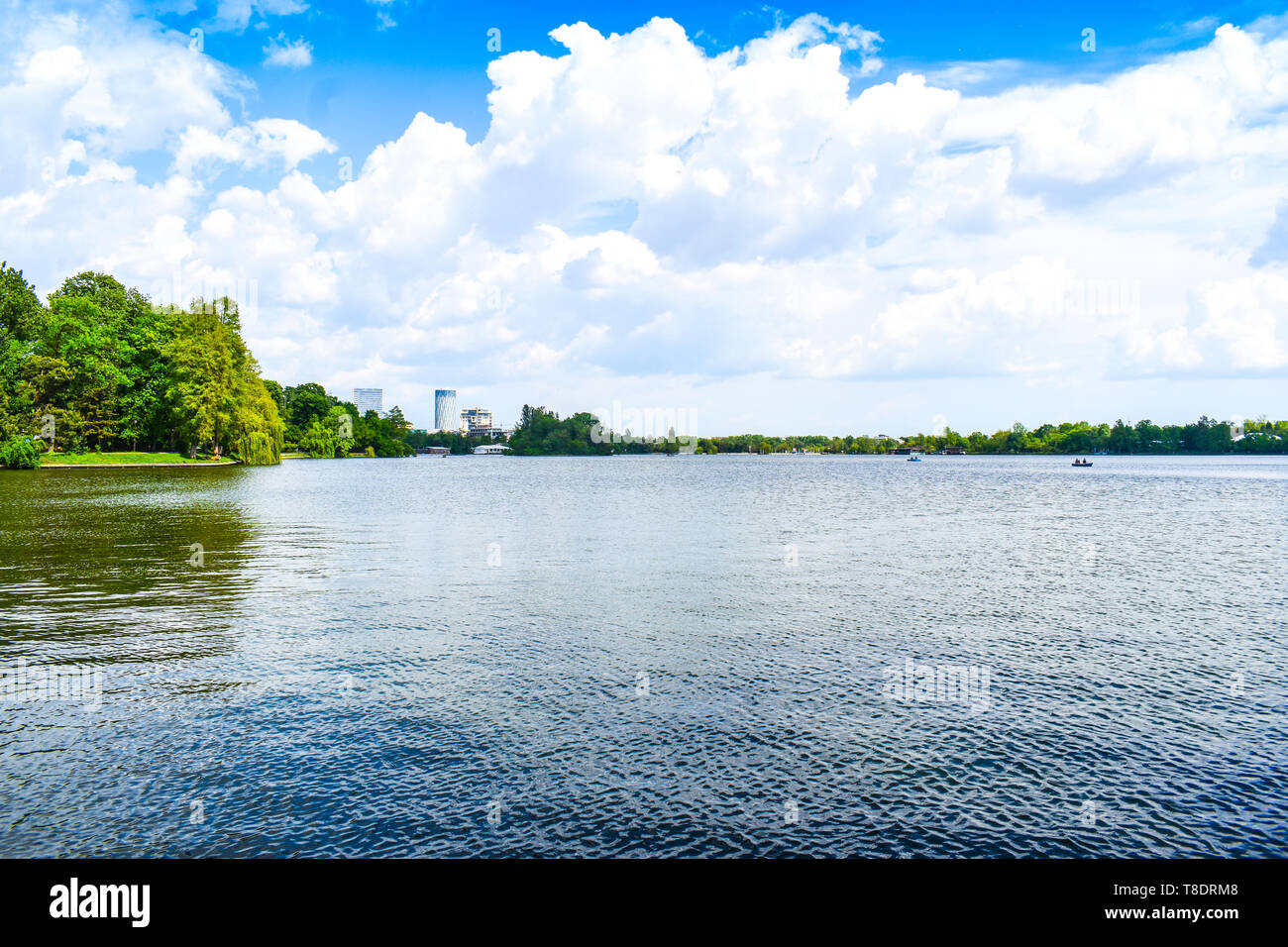 Bellissimo Parco Herastrau da Bucarest, Romania in una giornata di primavera. Foto Stock