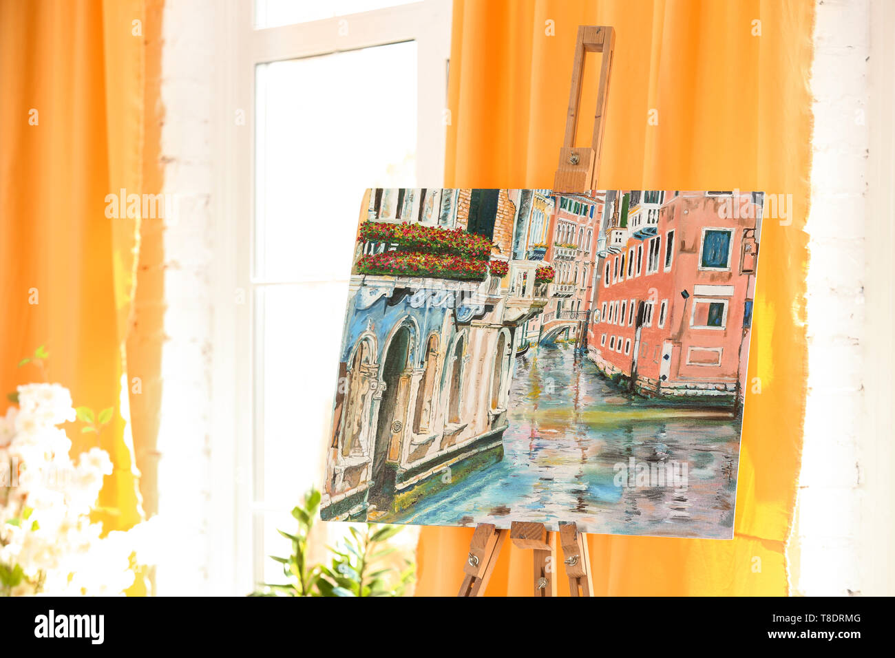 Bella foto sul cavalletto in studio dell'artista Foto Stock