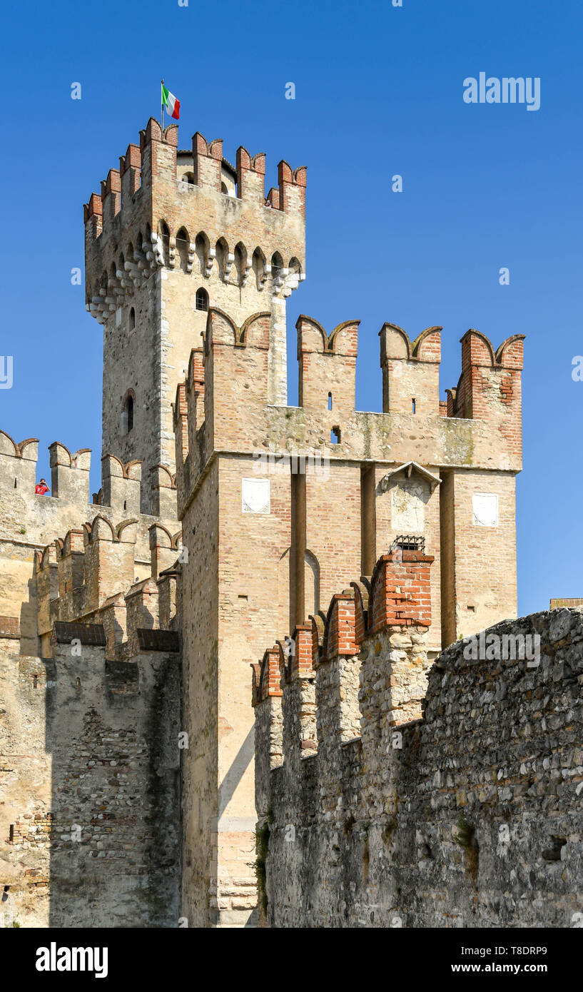 SIRMIONE SUL LAGO DI GARDA, Italia - Settembre 2018: Castello Scaligero nella cittadina lacustre di Sirmione sul Lago di Garda. Si tratta di una fortezza medievale sul bordo della Foto Stock