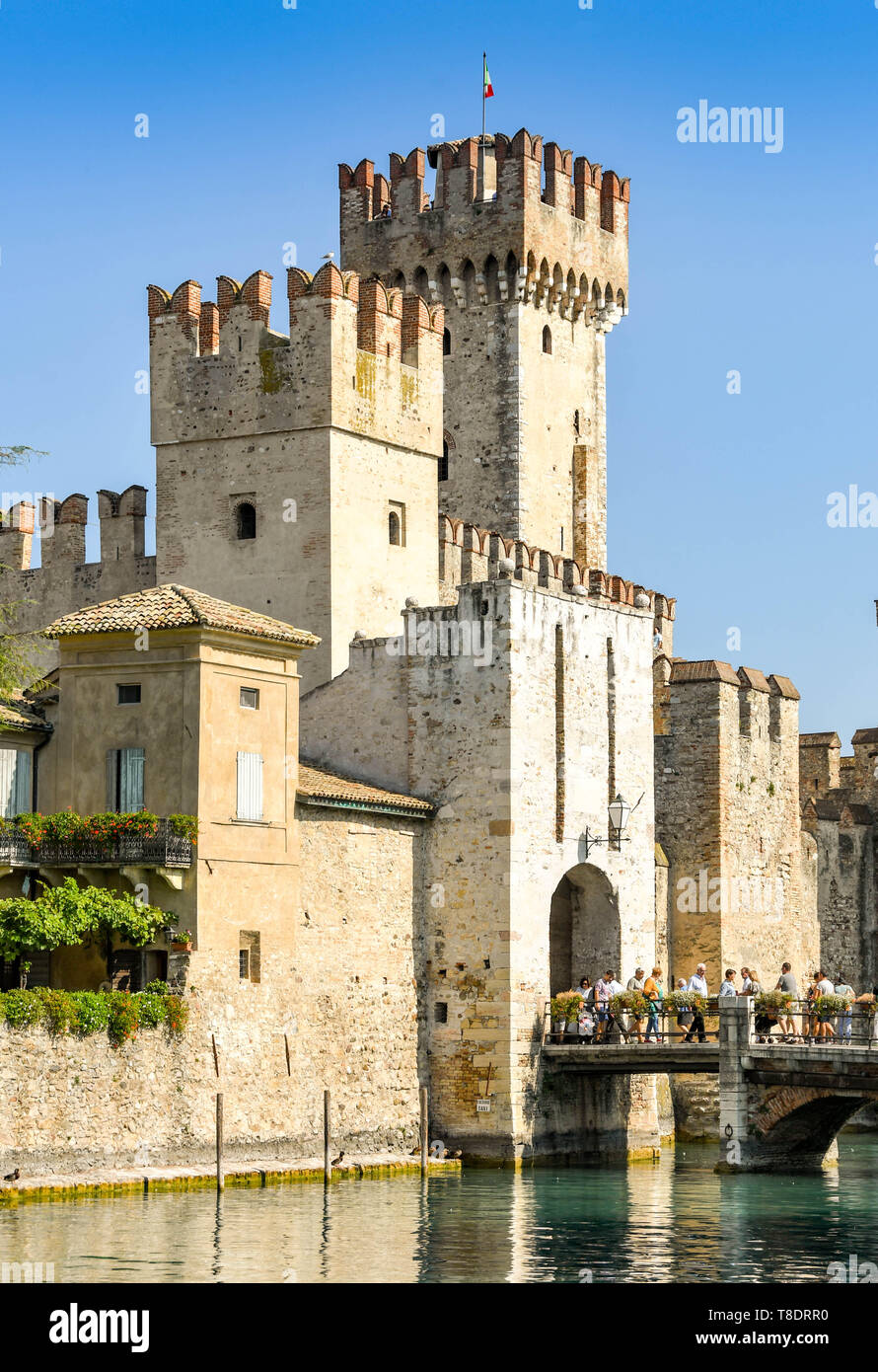 SIRMIONE SUL LAGO DI GARDA, Italia - Settembre 2018: Castello Scaligero nella cittadina lacustre di Sirmione sul Lago di Garda. Si tratta di una fortezza medievale sul bordo della Foto Stock