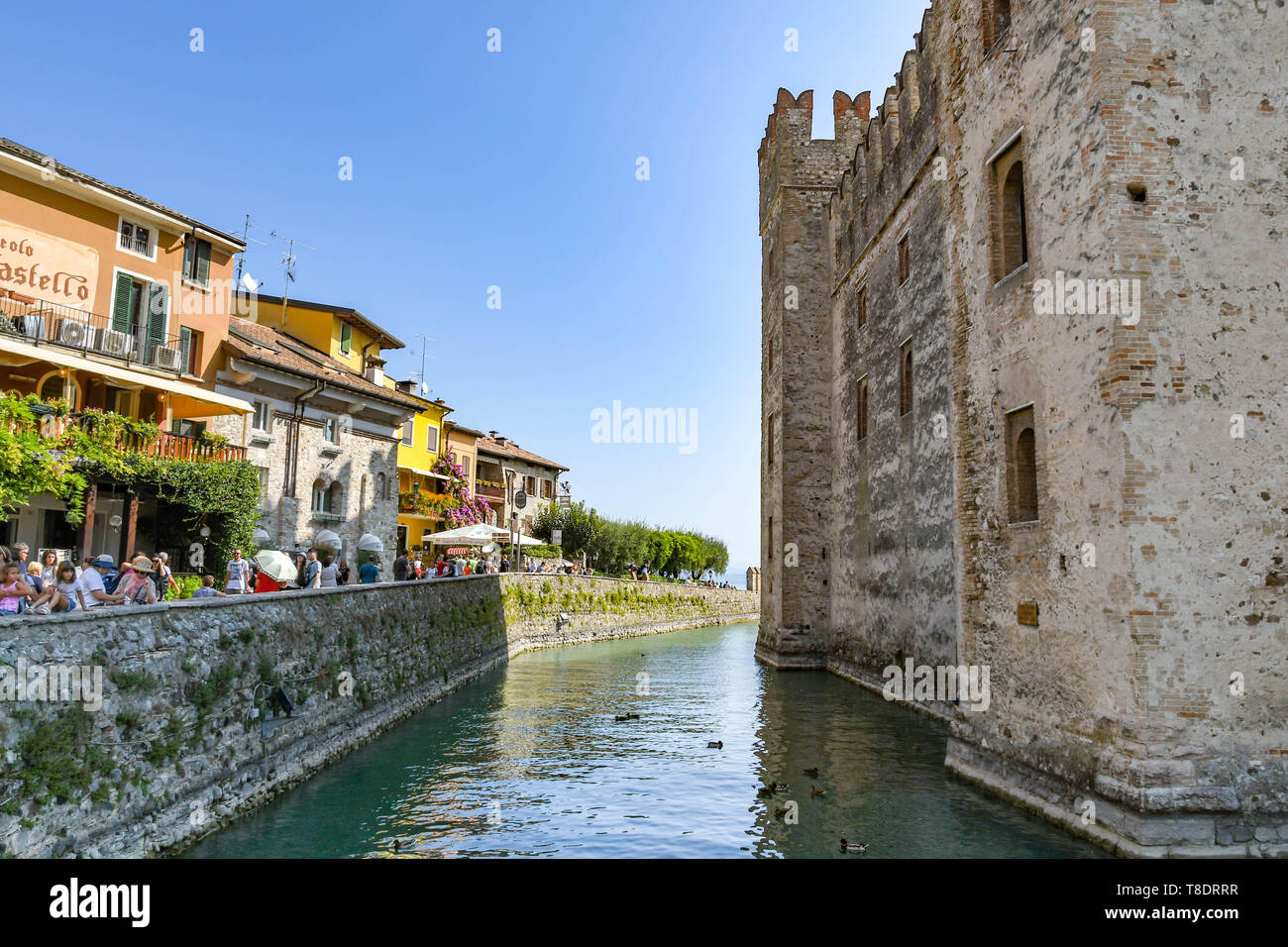 SIRMIONE SUL LAGO DI GARDA, Italia - Settembre 2018: le pareti e il fossato del castello scaligero nel centro di Sirmione sul Lago di Garda. Foto Stock