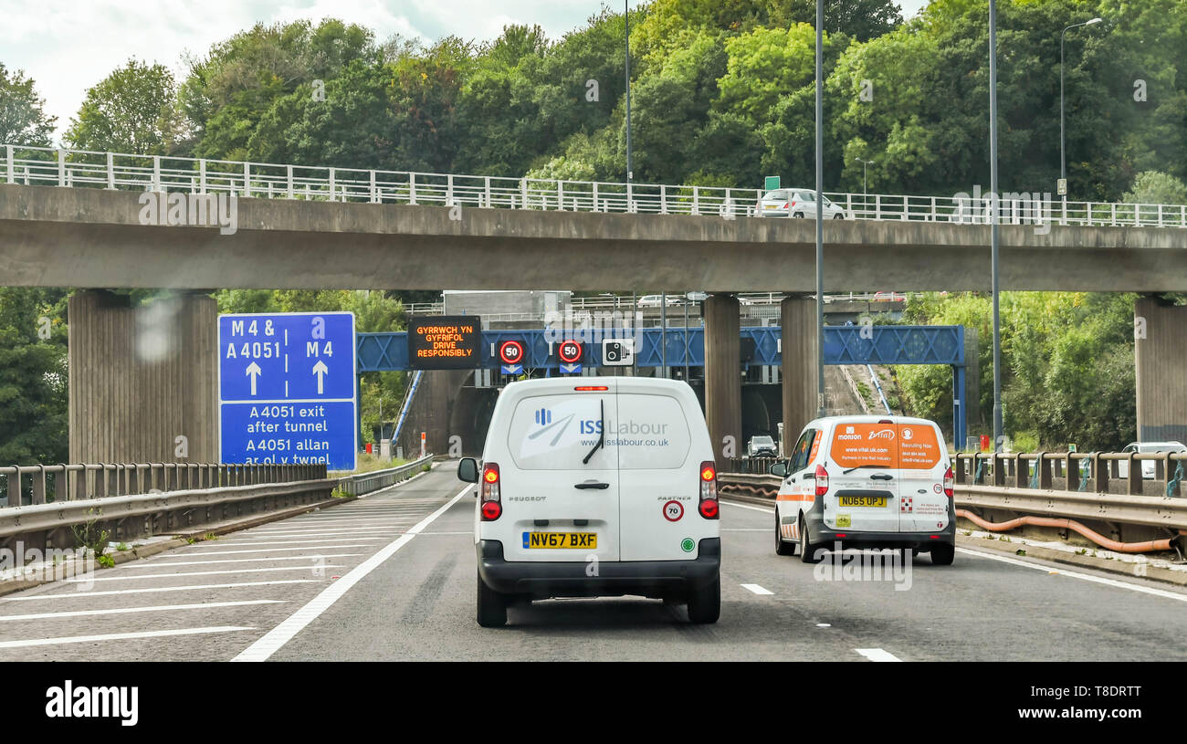 NEWPORT, GALLES - Settembre 2018: Bianco furgoni sull'autostrada M4 circa per inserire il Brynglas Tunnel di Newport. I tunnel sono un collo di bottiglia importante. Una d Foto Stock