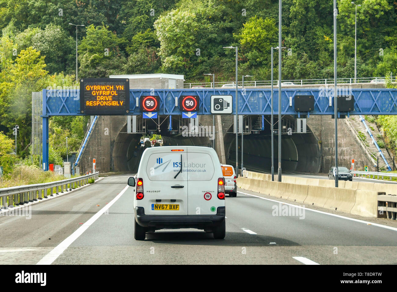 NEWPORT, GALLES - Settembre 2018: Bianco van sulla autostrada M4 circa per inserire il Brynglas Tunnel di Newport. I tunnel sono un collo di bottiglia importante. Un de Foto Stock