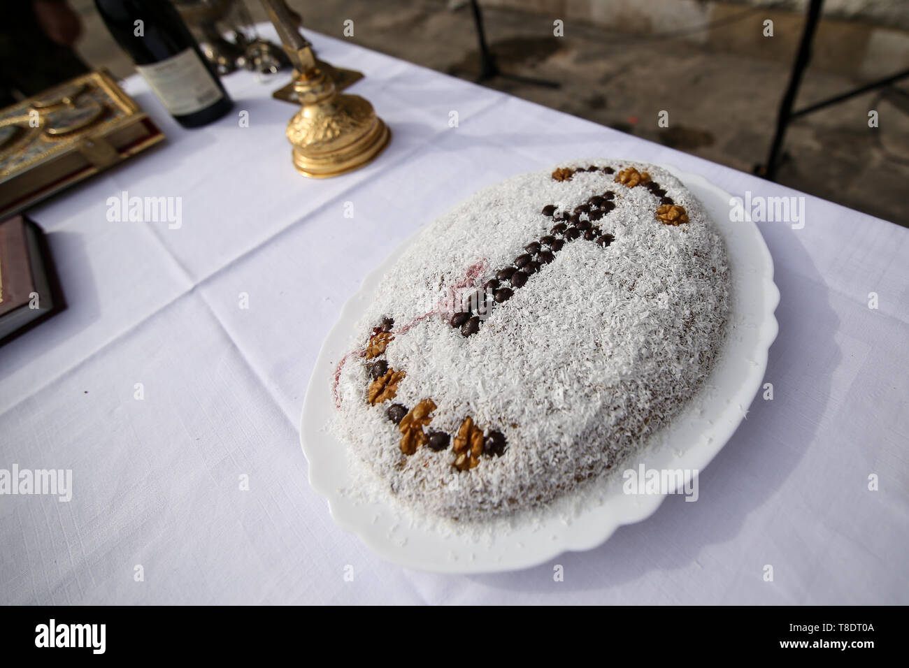 Un piatto pieno con coliva, rumeno tradizionale torta fatta dal bollito di grano utilizzato a cerimonie funebri, decorata con una religiosa cristiana cross. Foto Stock