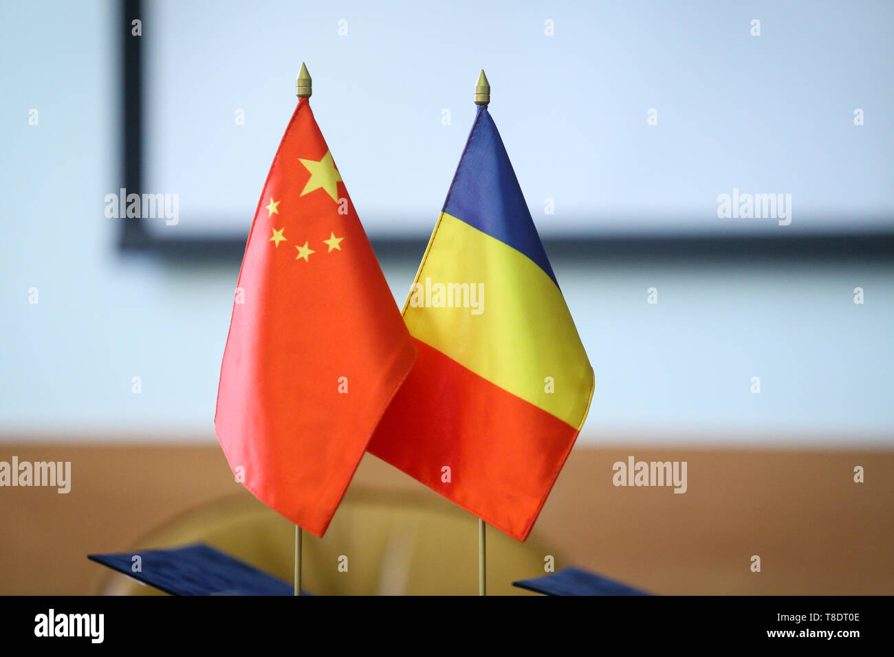 La Romania e Cina bandiere uno accanto all'altro su una tabella, nei pressi di due documenti firmati. China-Romania relazioni bilaterali. Foto Stock