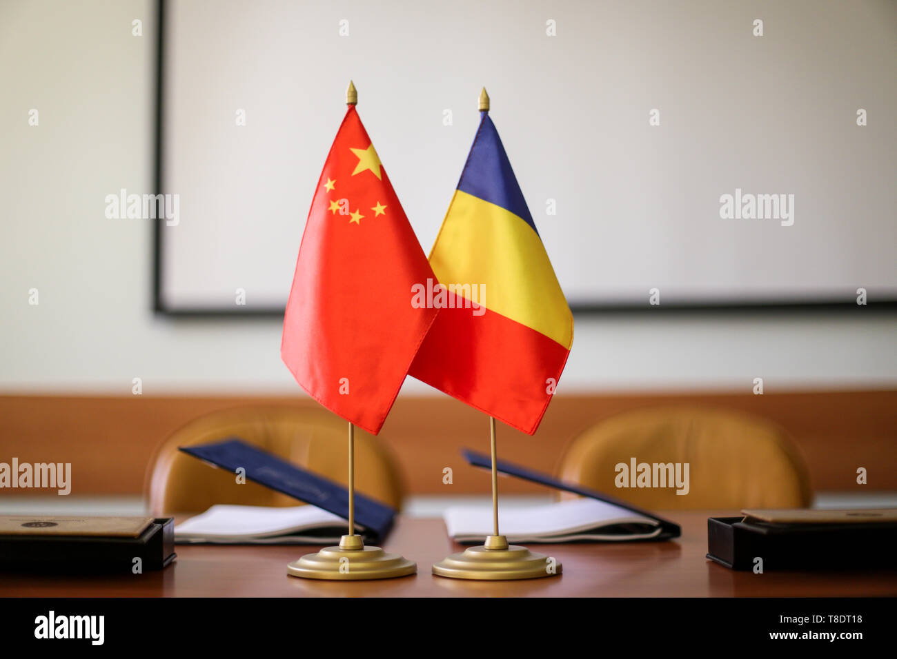 La Romania e Cina bandiere uno accanto all'altro su una tabella, nei pressi di due documenti firmati. China-Romania relazioni bilaterali. Foto Stock
