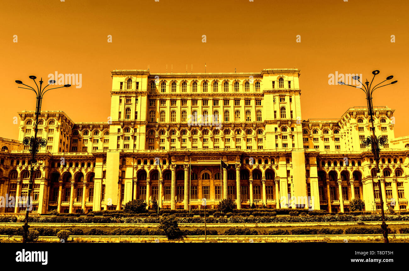 Il palazzo del parlamento o Casa del Popolo è, Bucarest, Romania. Vista notturna dalla piazza centrale. Il palazzo è stato ordinato da Nicolae Ceaușescu. Foto Stock