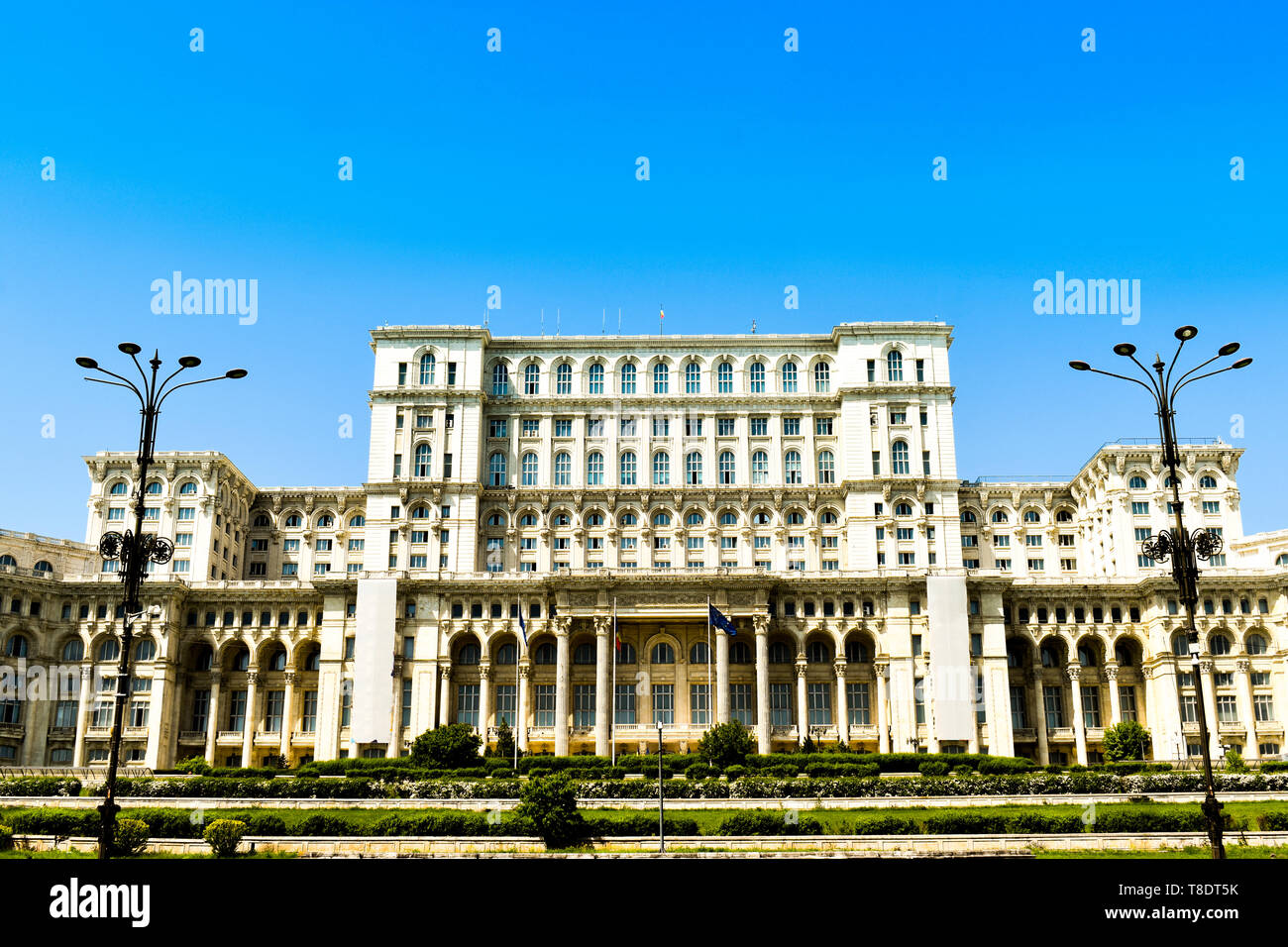 Il palazzo del parlamento o Casa del Popolo è, Bucarest, Romania. Vista notturna dalla piazza centrale. Il palazzo è stato ordinato da Nicolae Ceaușescu. Foto Stock