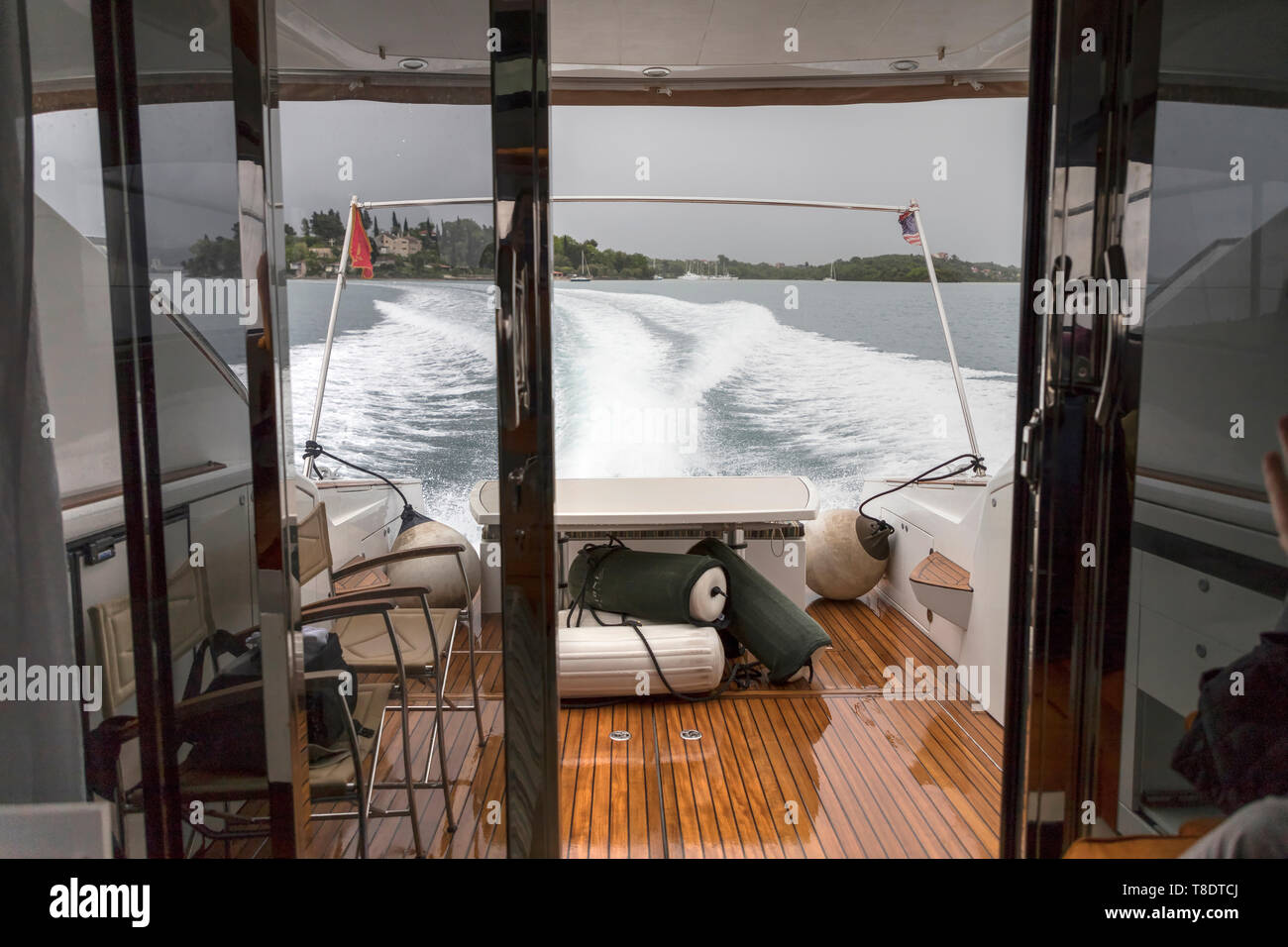 La Baia di Kotor, Montenegro, 29 Aprile 2019: vista sul sentiero a sinistra sulla superficie del mare dietro la velocità di movimento di yacht Foto Stock