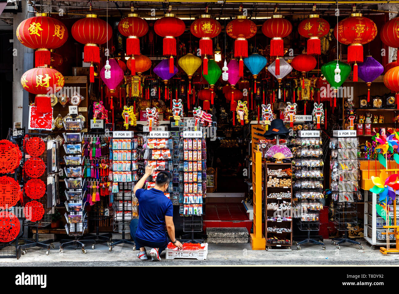 Proprietario del negozio espone il suo negozio, Chinatown, Singapore, Sud-est asiatico Foto Stock