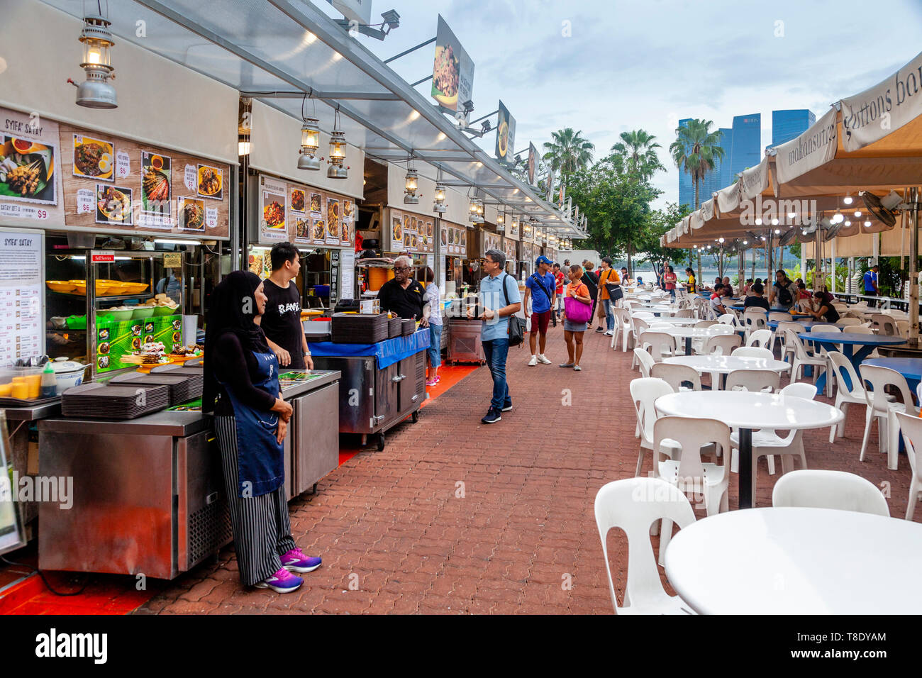 I turisti in un esterno Food Court vicino al Raffles Avenue, Singapore, Sud-est asiatico Foto Stock