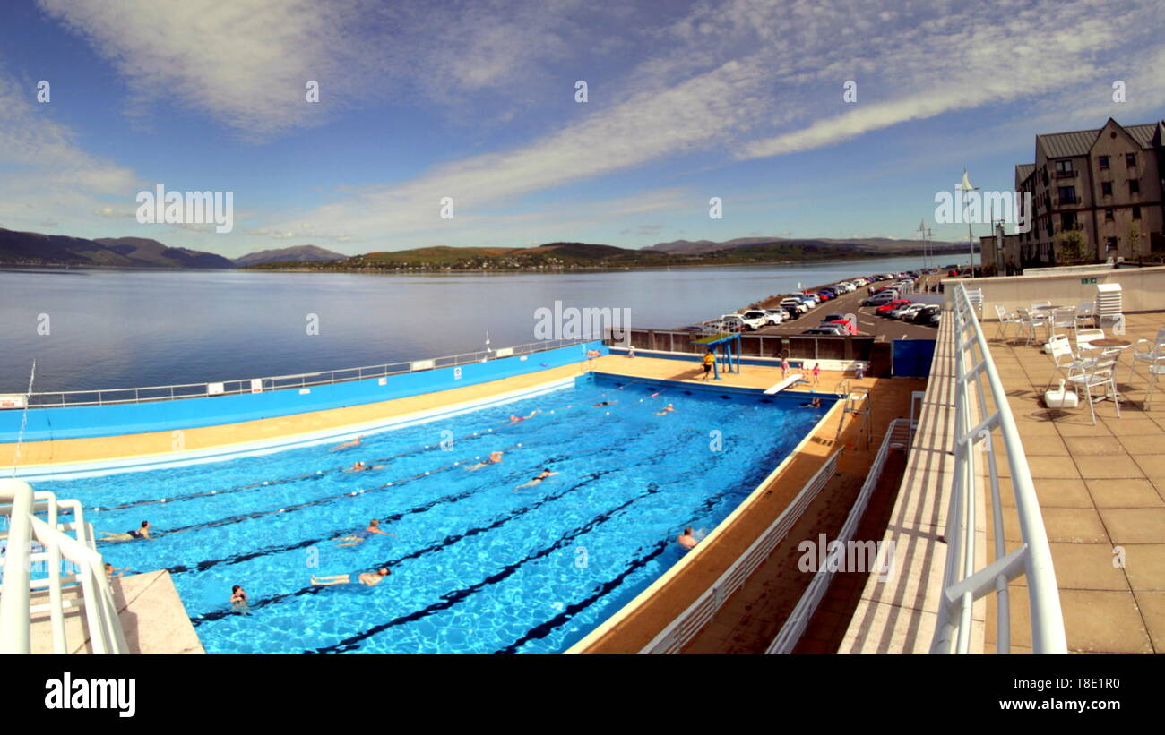 Gourock, Scozia, Regno Unito, 12 maggio 2019, UK Meteo.Sunny scorcher presso la piscina all'aperto a Gourock. Credito traghetto Gerard/Alamy Live News Foto Stock