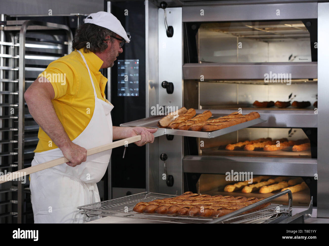 Parigi, Francia. 11 Maggio, 2019. Un baker rende baguette durante un festival di pane a Parigi, Francia, 11 maggio 2019. La XXIV sagra del pane è tenuto a Parigi dal 11 maggio al 19 presso la Place Louis L"¦pino, a pochi passi dalla cattedrale di Notre Dame. Credito: Gao Jing/Xinhua/Alamy Live News Foto Stock