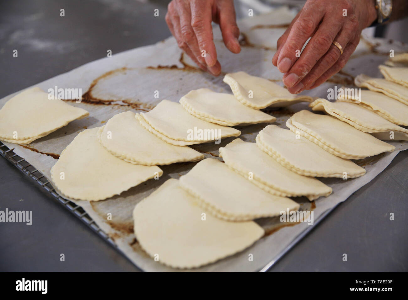 Parigi, Francia. 11 Maggio, 2019. Un fornaio fa il pane durante un festival di pane a Parigi, Francia, 11 maggio 2019. La XXIV sagra del pane è tenuto a Parigi dal 11 maggio al 19 presso la Place Louis L"¦pino, a pochi passi dalla cattedrale di Notre Dame. Credito: Gao Jing/Xinhua/Alamy Live News Foto Stock