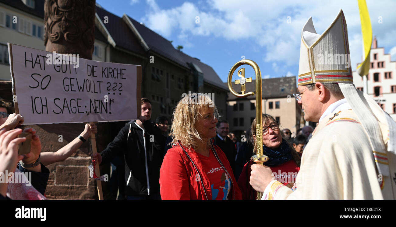 Freiburg, Germania. Il 12 maggio 2019. L'Arcivescovo di Friburgo, Stephan Burger (r), parla alle donne di Maria 2.0 iniziativa delle donne cattoliche della comunità di nell Arcidiocesi di Freiburg davanti alla cattedrale. Circa 400 donne hanno invitato la Chiesa a ripensare e a promuovere la giustizia di genere in una azione di protesta. Credito: Patrick Seeger/dpa/Alamy Live News Foto Stock