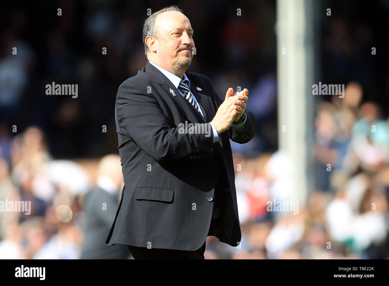 Newcastle United Manager Rafael Benitez elogia il Newcastle fan dopo il gioco. Premier League, Fulham v Newcastle Utd a Craven Cottage di Londra domenica 12 maggio 2019. Questa immagine può essere utilizzata solo per scopi editoriali. Solo uso editoriale, è richiesta una licenza per uso commerciale. Nessun uso in scommesse, giochi o un singolo giocatore/club/league pubblicazioni. pic da Steffan Bowen/Andrew Orchard fotografia sportiva/Alamy Live news Foto Stock