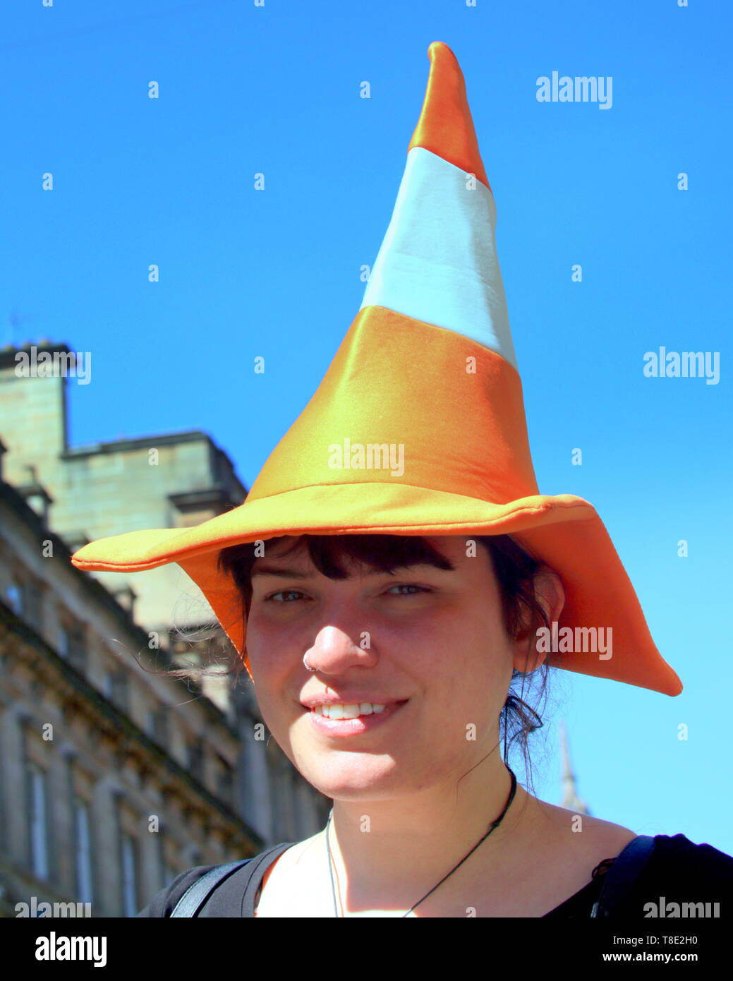 Glasgow, Scotland, Regno Unito, 12 maggio 2019, UK Meteo. Sunny scorcher di un giorno nel centro della città come George Square come persone godere il sole. Credito traghetto Gerard/Alamy Live News Foto Stock