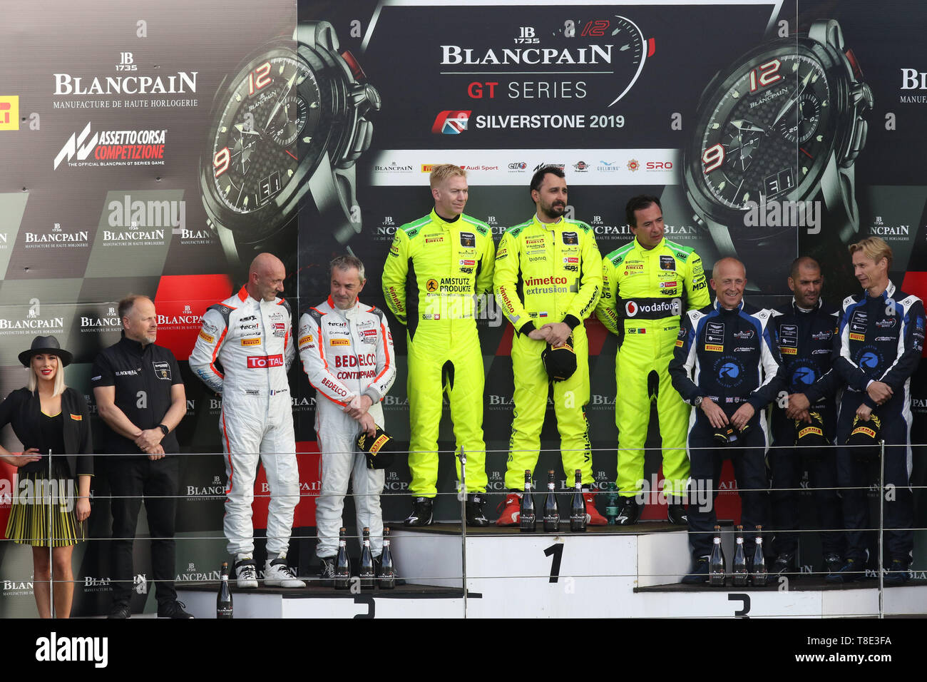 Silverstone, UK. Il 12 maggio 2019. AM cup podio con #1 Barwell Motorsport Driver Adrian Amstutz, Leo Machitski & Miguel Ramos, #2 Tech 1 Racing drivers Bernard Delhez & Fabien Barthez, #3 Garage 59 drivers Alexander West, Chris Harris & Chris Goodwin durante il 2019 Blancpain GT Serie Endurance Cup presso il circuito di Silverstone, Silverstone, in Inghilterra il 12 maggio 2019. Foto di Jurek Biegus. Solo uso editoriale, è richiesta una licenza per uso commerciale. Nessun uso in scommesse, giochi o un singolo giocatore/club/league pubblicazioni. Credit: UK Sports Pics Ltd/Alamy Live News Foto Stock