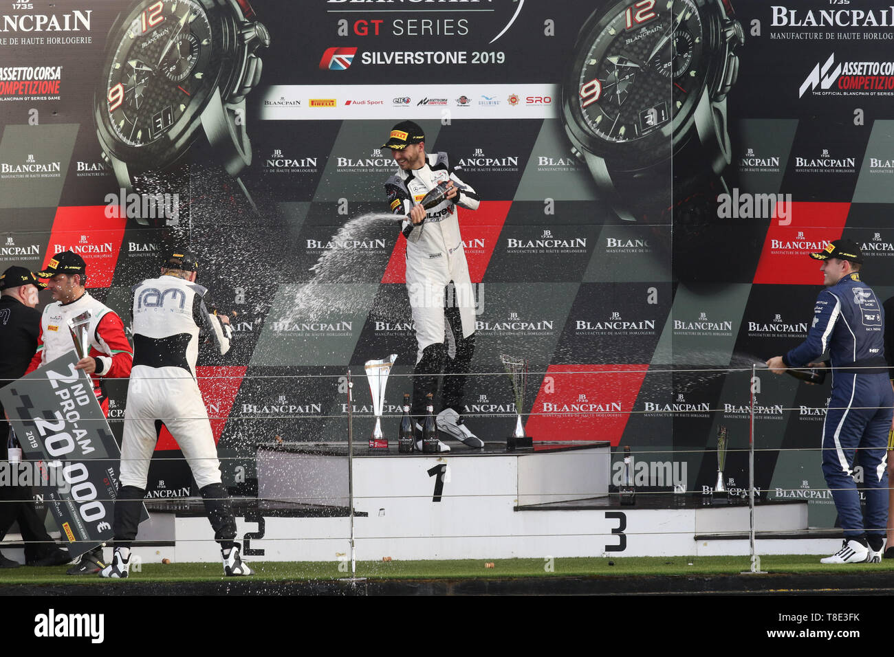 Silverstone, UK. Il 12 maggio 2019. Tom Onslow Cole spruzza il suo compagno di squadra Ramon Vos con champagne mentre celebrava la loro pro-am vittoria durante il 2019 Blancpain GT Serie Endurance Cup presso il circuito di Silverstone, Silverstone, in Inghilterra il 12 maggio 2019. Foto di Jurek Biegus. Solo uso editoriale, è richiesta una licenza per uso commerciale. Nessun uso in scommesse, giochi o un singolo giocatore/club/league pubblicazioni. Credit: UK Sports Pics Ltd/Alamy Live News Foto Stock