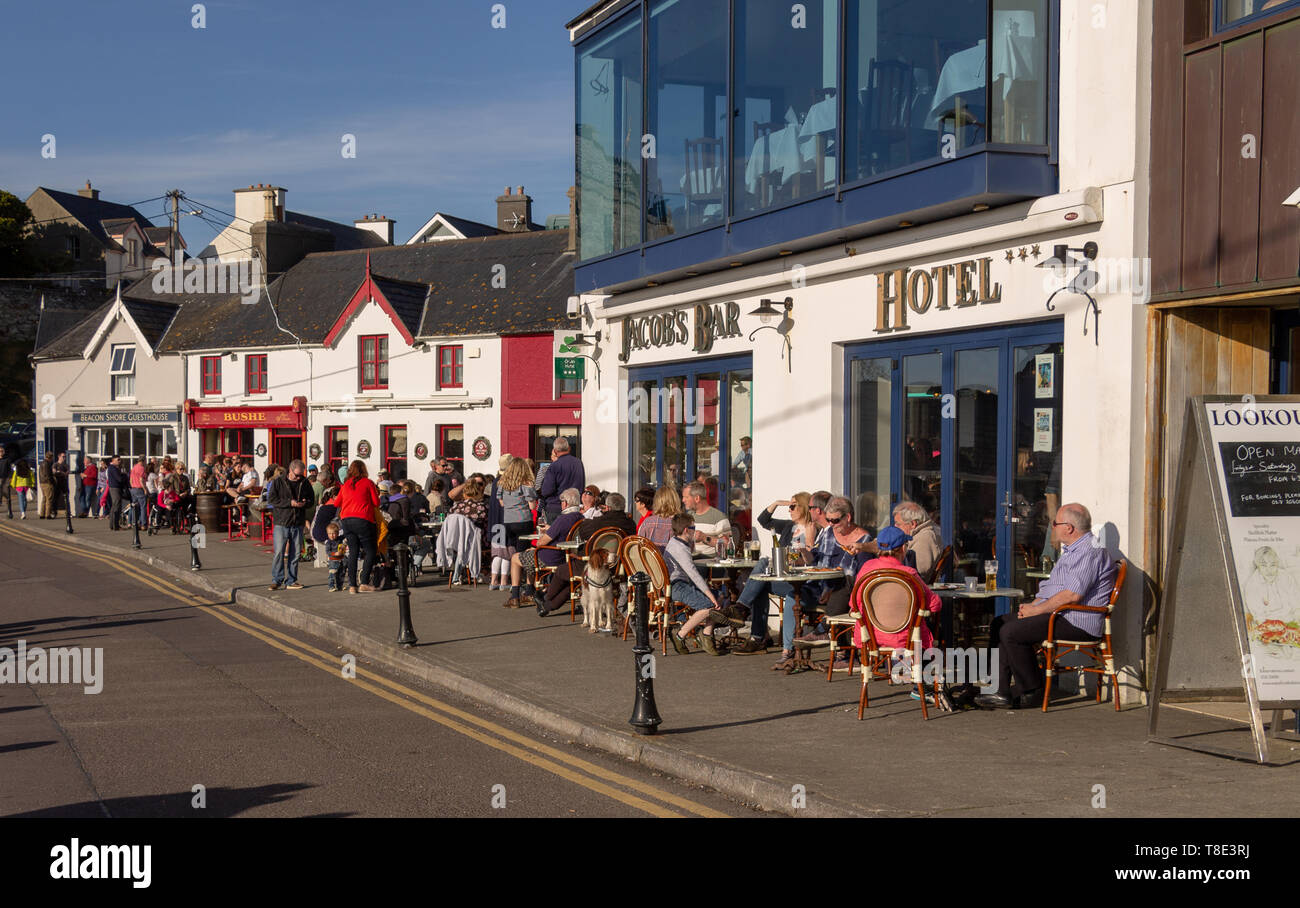 Baltimore, Irlanda, 12 maggio 2019, l'annuale Fiera di violino a Baltimora e portato fuori dalla folla per godersi la musica su una bella serata estati, gustando un drink e un pasto come il tramonto sul porto. Aphperspective credito/ Alamy Live News Foto Stock