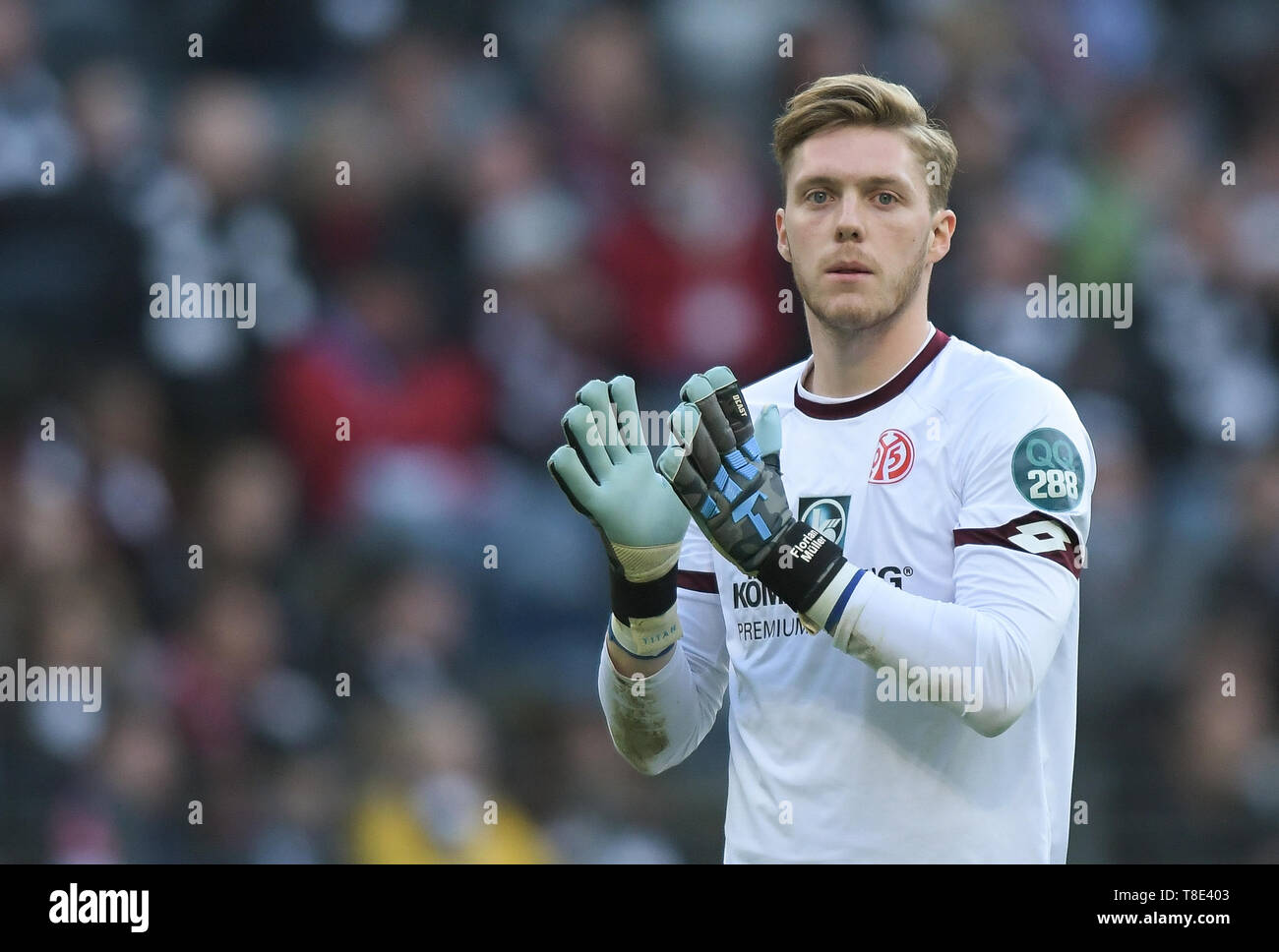 Hessen, Germania. Il 12 maggio 2019. Calcio: Bundesliga, Eintracht Frankfurt - FSV Mainz 05, XXXIII giornata in la Commerzbank Arena. Il portiere Florian Müller von Mainz gesticulates sul passo. Foto: Sila Stein/dpa - NOTA IMPORTANTE: In conformità con i requisiti del DFL Deutsche Fußball Liga o la DFB Deutscher Fußball-Bund, è vietato utilizzare o hanno utilizzato fotografie scattate allo stadio e/o la partita in forma di sequenza di immagini e/o video-come sequenze di foto. Credito: dpa picture alliance/Alamy Live News Foto Stock