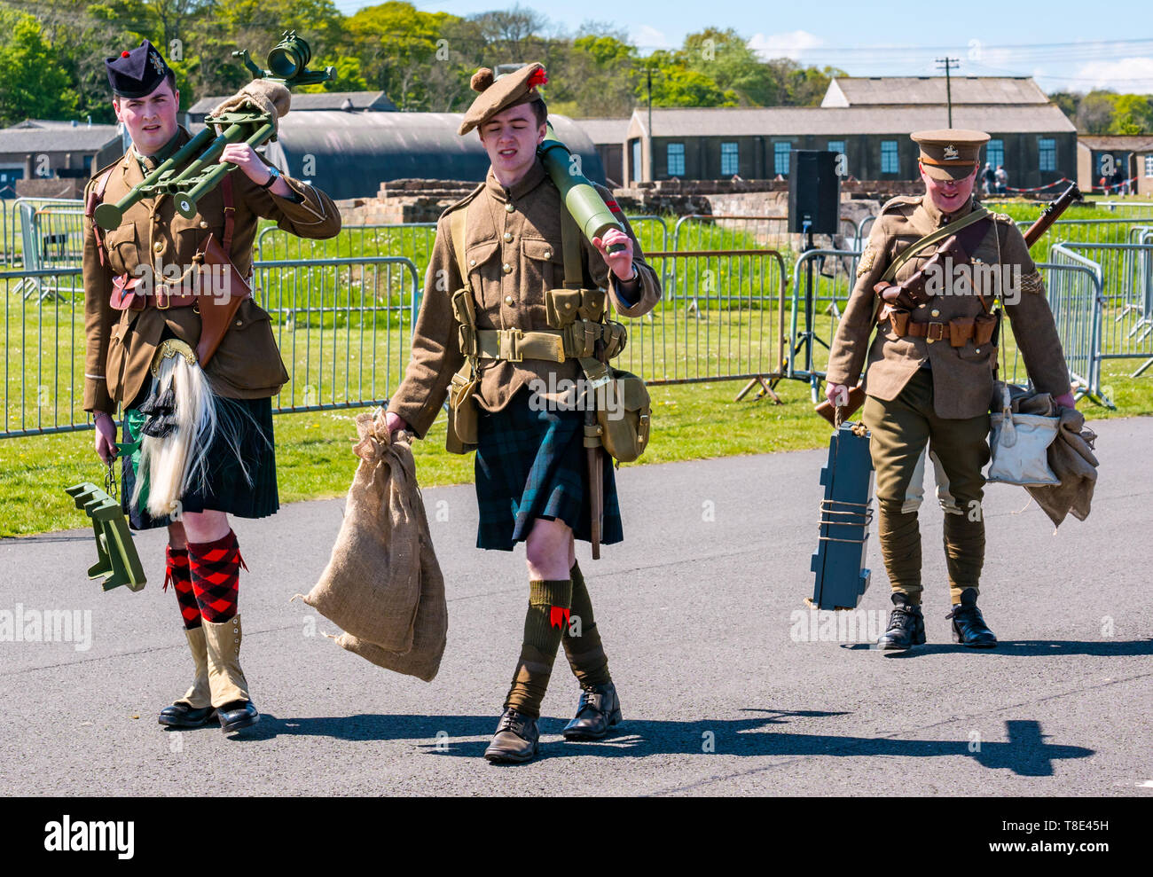 Il Museo del Volo, East Fortune, East Lothian, Scozia, Regno Unito il 12 maggio 2019. Esperienza di guerra: una giornata con la famiglia con tutte le cose relative al mondo di guerre. Un display da scozzesi in la Grande Guerra storia gruppo circa militari inesplosi e armi da fuoco Foto Stock