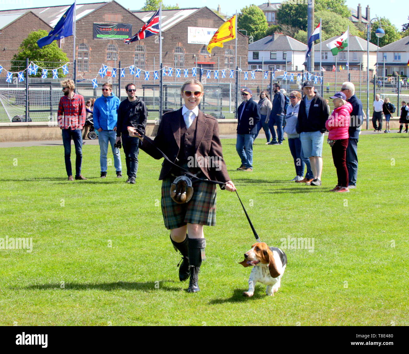 Gourock, Scozia, Regno Unito, 12 maggio 2019, UK Meteo. Sunny scorcher di un giorno per i primi giochi delle Highland di quest'anno come persone godetevi il sole in plaid. Credito traghetto Gerard/Alamy Live News Foto Stock