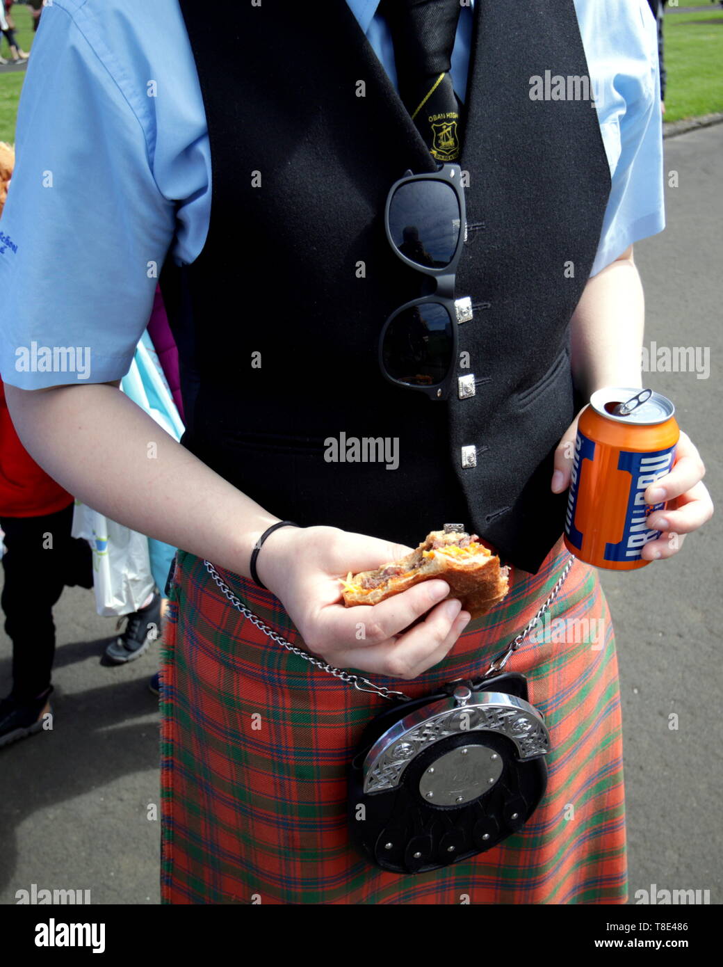 Gourock, Scozia, Regno Unito, 12 maggio 2019, UK Meteo. Sunny scorcher di un giorno per i primi giochi delle Highland di quest'anno come persone godetevi il sole in plaid. Credito traghetto Gerard/Alamy Live News Foto Stock