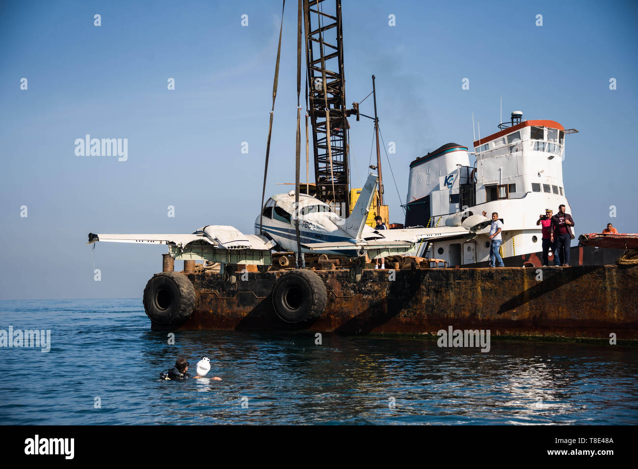 Saida, Libano. 11 Maggio, 2019. Una chiatta visto con aeromobili smantellata durante il progetto.smantellata velivoli sono winched nell'acqua fuori la città di Saida in Libano come parte di un progetto di conservazione per creare un reef artificiale. Il fondo del mare qui è arido così l idea è quella di fornire i pesci e invertebrati con strutture permanenti per dare loro un posto di razza e rifugio al fine di aumentare i pesci e vita marina stock per la pesca e il turismo. Credito: Elizabeth Fitt SOPA/images/ZUMA filo/Alamy Live News Foto Stock