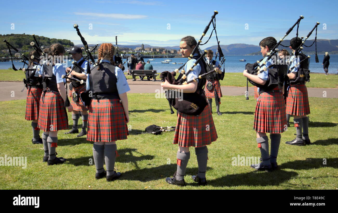Gourock, Scozia, Regno Unito, 12 maggio 2019, UK Meteo. Sunny scorcher di un giorno per i primi giochi delle Highland di quest'anno come persone godetevi il sole in plaid. Credito traghetto Gerard/Alamy Live News Foto Stock