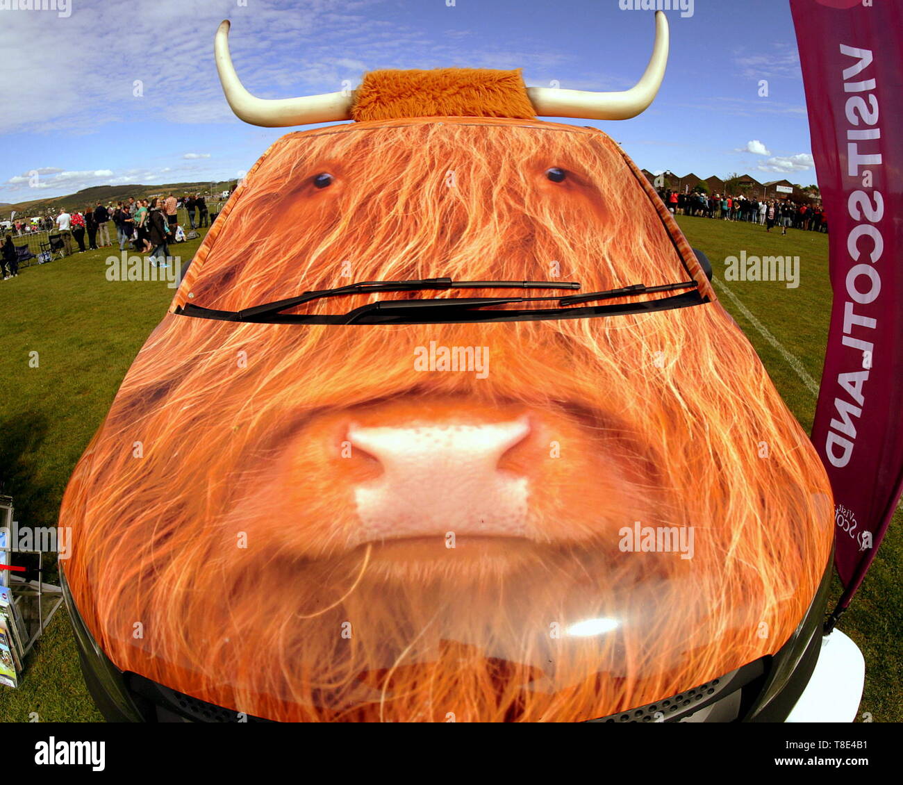 Gourock, Scozia, Regno Unito, 12 maggio 2019, UK Meteo. Sunny scorcher di un giorno per i primi giochi delle Highland di quest'anno come persone godetevi il sole in plaid. Credito traghetto Gerard/Alamy Live News Foto Stock