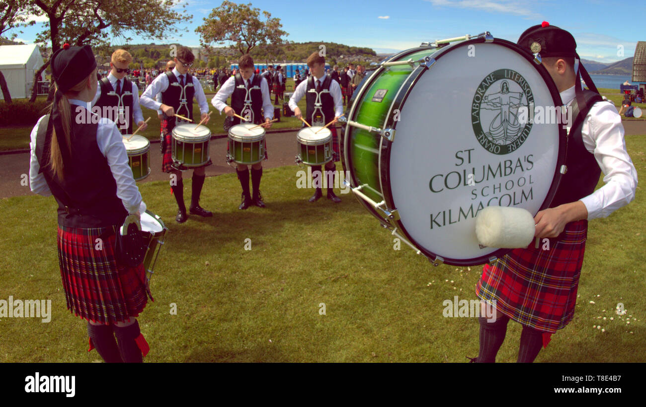Gourock, Scozia, Regno Unito, 12 maggio 2019, UK Meteo. Sunny scorcher di un giorno per i primi giochi delle Highland di quest'anno come persone godetevi il sole in plaid. Credito traghetto Gerard/Alamy Live News Foto Stock