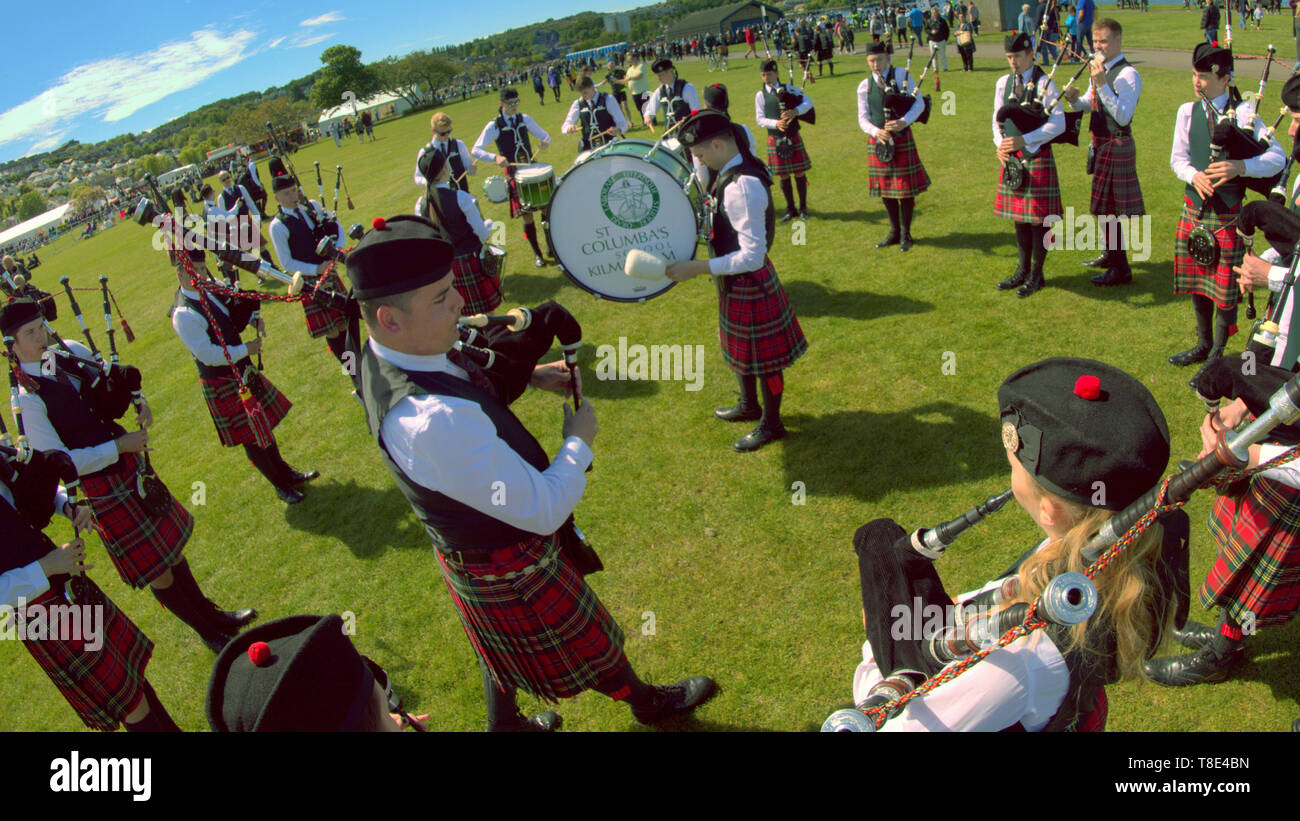 Gourock, Scozia, Regno Unito, 12 maggio 2019, UK Meteo. Sunny scorcher di un giorno per i primi giochi delle Highland di quest'anno come persone godetevi il sole in plaid. Credito traghetto Gerard/Alamy Live News Foto Stock