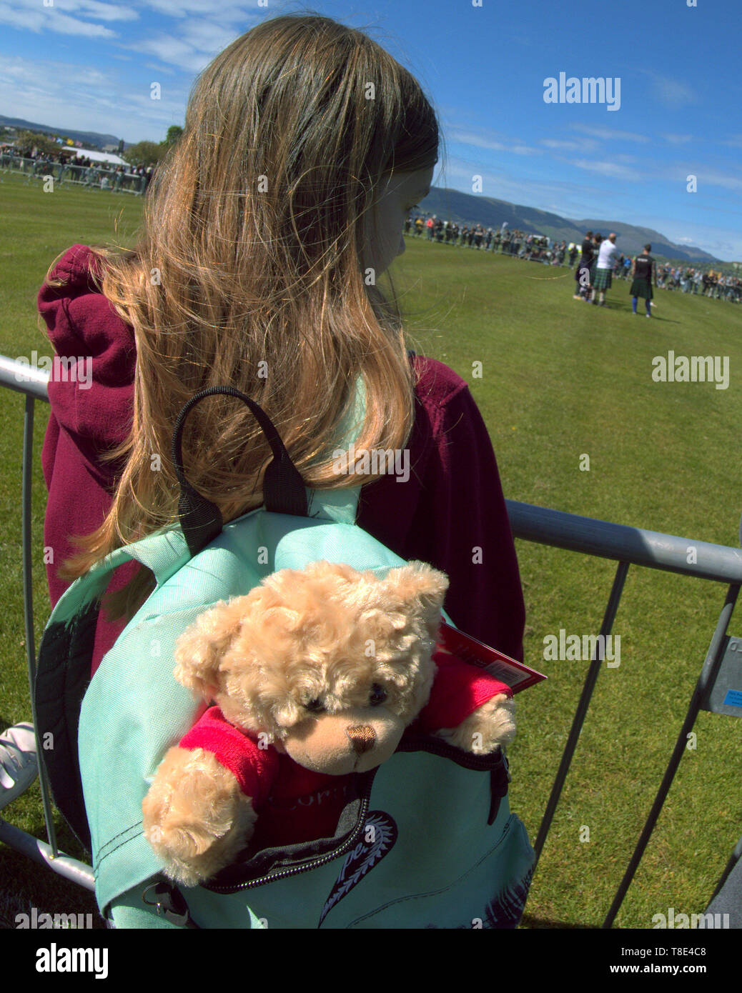 Gourock, Scozia, Regno Unito, 12 maggio 2019, UK Meteo. Sunny scorcher di un giorno per i primi giochi delle Highland di quest'anno come persone godetevi il sole in plaid. Credito traghetto Gerard/Alamy Live News Foto Stock