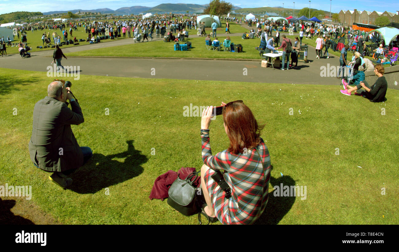 Gourock, Scozia, Regno Unito, 12 maggio 2019, UK Meteo. Sunny scorcher di un giorno per i primi giochi delle Highland di quest'anno come persone godetevi il sole in plaid. Credito traghetto Gerard/Alamy Live News Foto Stock