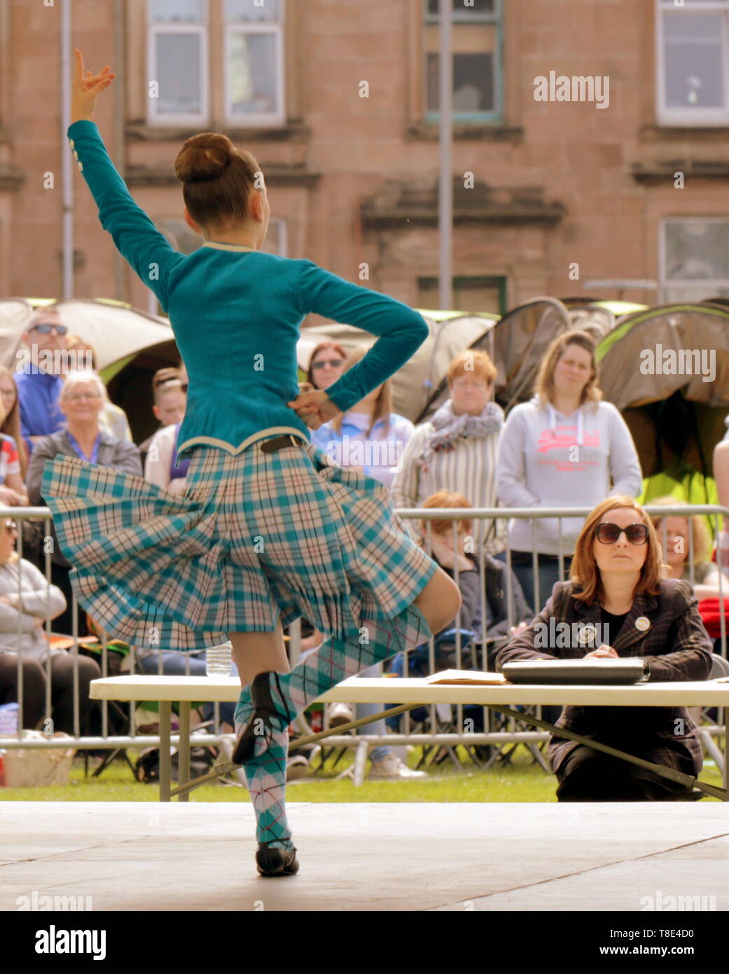 Gourock, Scozia, Regno Unito, 12 maggio 2019, UK Meteo. Sunny scorcher di un giorno per i primi giochi delle Highland di quest'anno come persone godetevi il sole in plaid. Credito traghetto Gerard/Alamy Live News Foto Stock