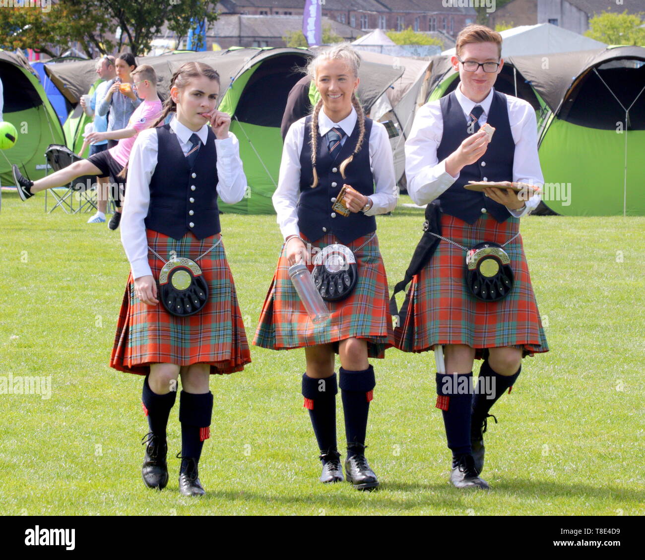 Gourock, Scozia, Regno Unito, 12 maggio 2019, UK Meteo. Sunny scorcher di un giorno per i primi giochi delle Highland di quest'anno come persone godetevi il sole in plaid. Credito traghetto Gerard/Alamy Live News Foto Stock