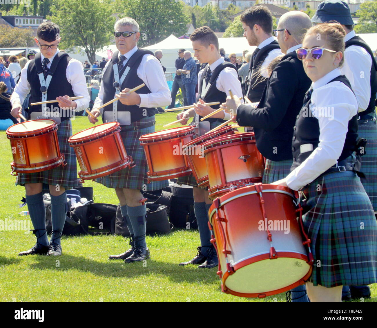 Gourock, Scozia, Regno Unito, 12 maggio 2019, UK Meteo. Sunny scorcher di un giorno per i primi giochi delle Highland di quest'anno come persone godetevi il sole in plaid. Credito traghetto Gerard/Alamy Live News Foto Stock