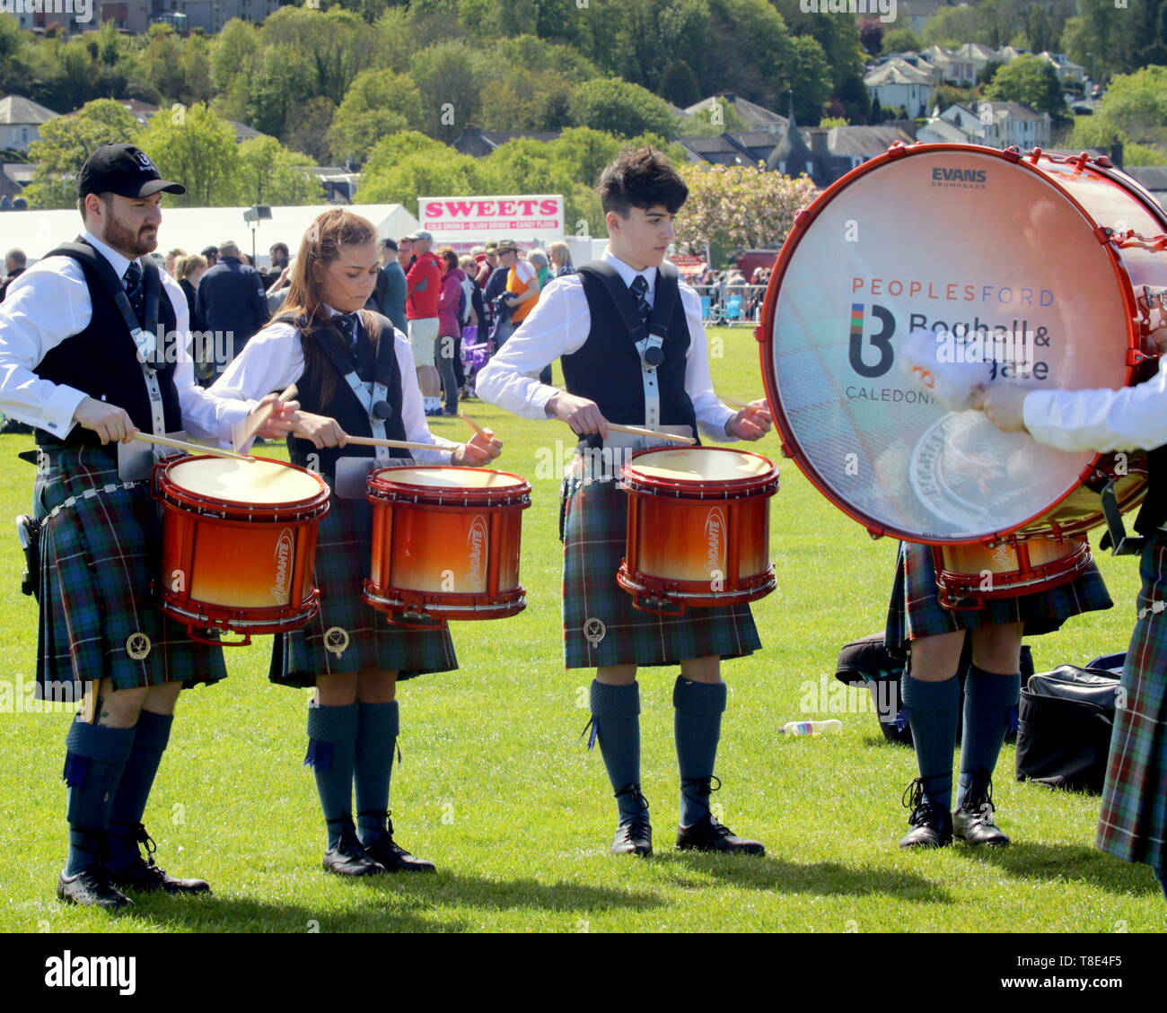 Gourock, Scozia, Regno Unito, 12 maggio 2019, UK Meteo. Sunny scorcher di un giorno per i primi giochi delle Highland di quest'anno come persone godetevi il sole in plaid. Credito traghetto Gerard/Alamy Live News Foto Stock