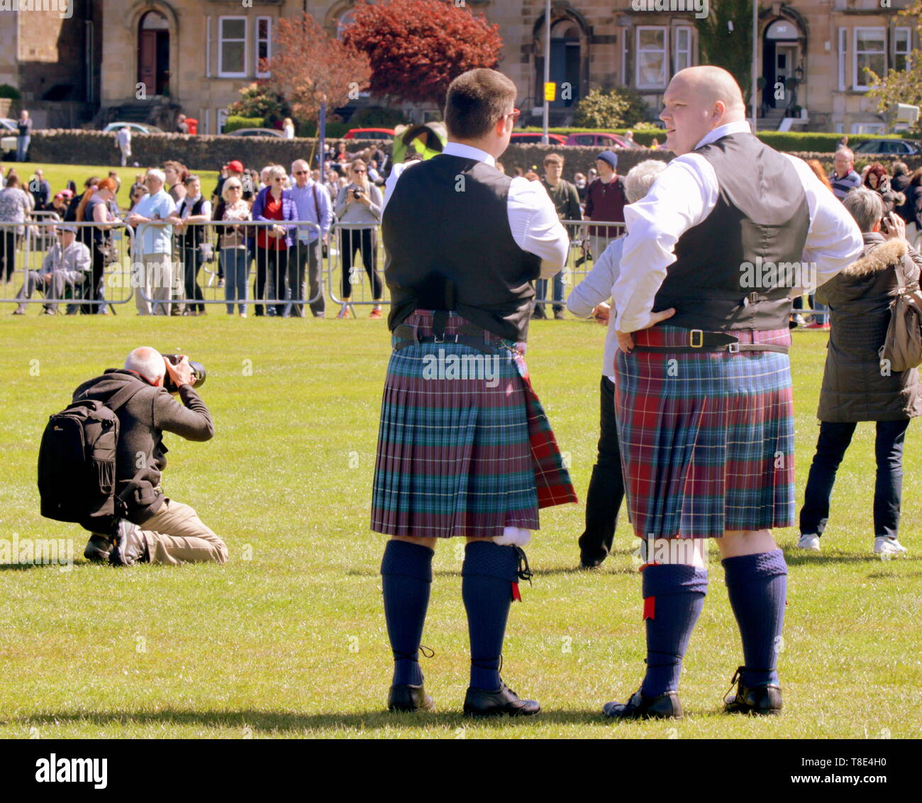 Gourock, Scozia, Regno Unito, 12 maggio 2019, UK Meteo. Sunny scorcher di un giorno per i primi giochi delle Highland di quest'anno come persone godetevi il sole in plaid. Credito traghetto Gerard/Alamy Live News Foto Stock