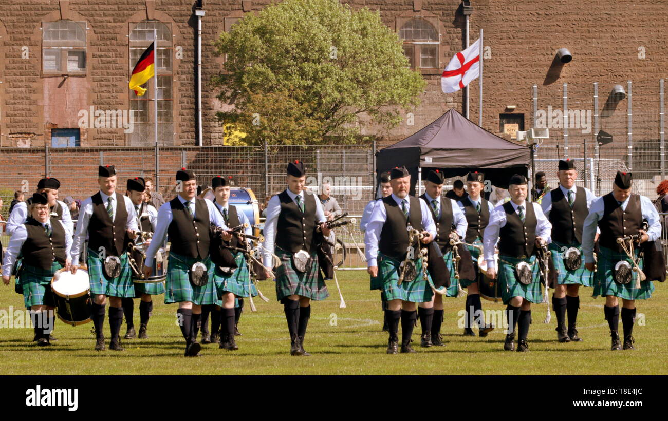 Gourock, Scozia, Regno Unito, 12 maggio 2019, UK Meteo. Sunny scorcher di un giorno per i primi giochi delle Highland di quest'anno come persone godetevi il sole in plaid. Credito traghetto Gerard/Alamy Live News Foto Stock
