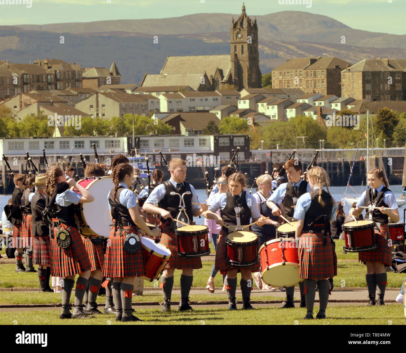 Gourock, Scozia, Regno Unito, 12 maggio 2019, UK Meteo. Sunny scorcher di un giorno per i primi giochi delle Highland di quest'anno come persone godetevi il sole in plaid. Credito traghetto Gerard/Alamy Live News Foto Stock