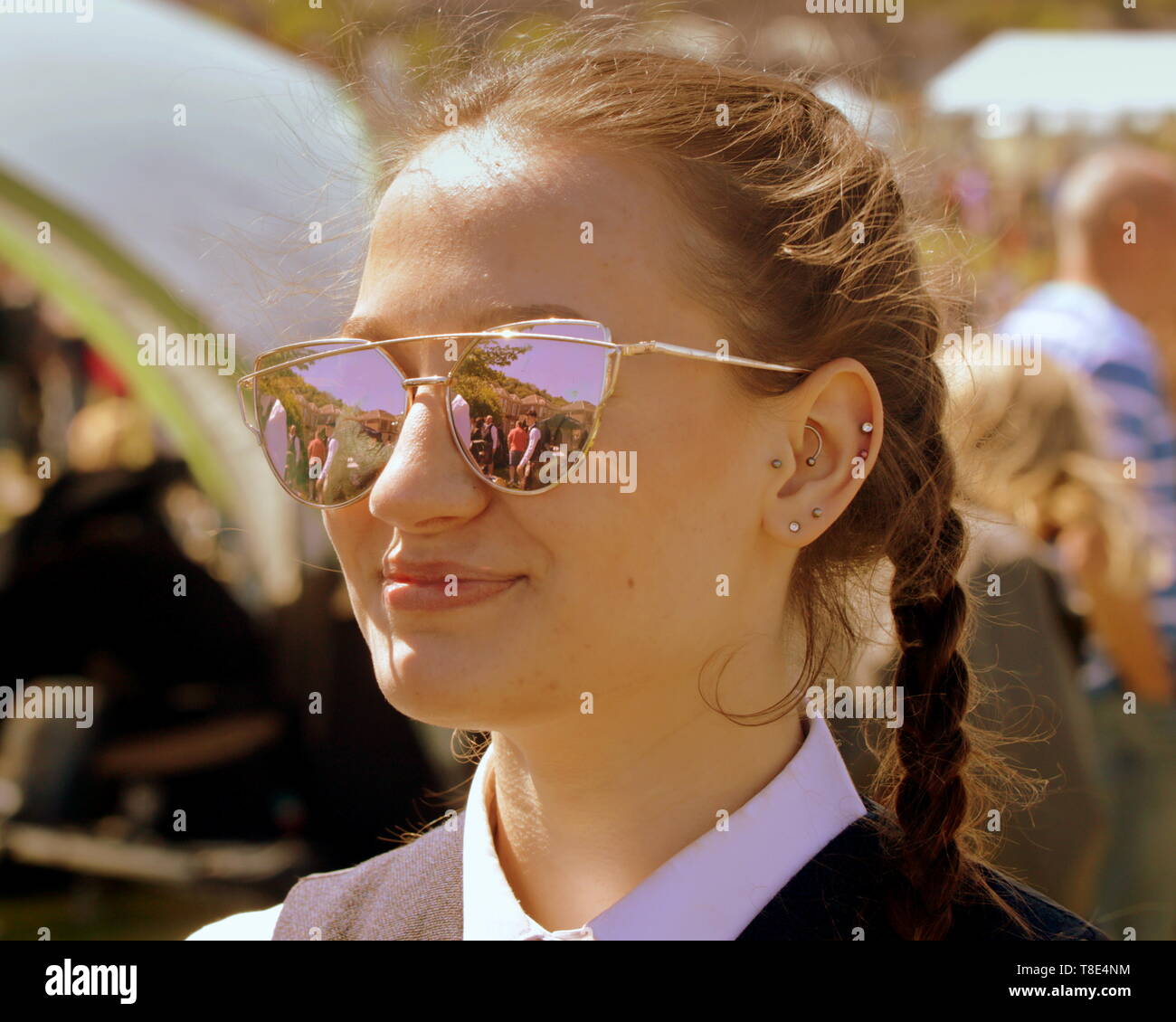 Gourock, Scozia, Regno Unito, 12 maggio 2019, UK Meteo. Sunny scorcher di un giorno per i primi giochi delle Highland di quest'anno come persone godetevi il sole in plaid. Credito traghetto Gerard/Alamy Live News Foto Stock