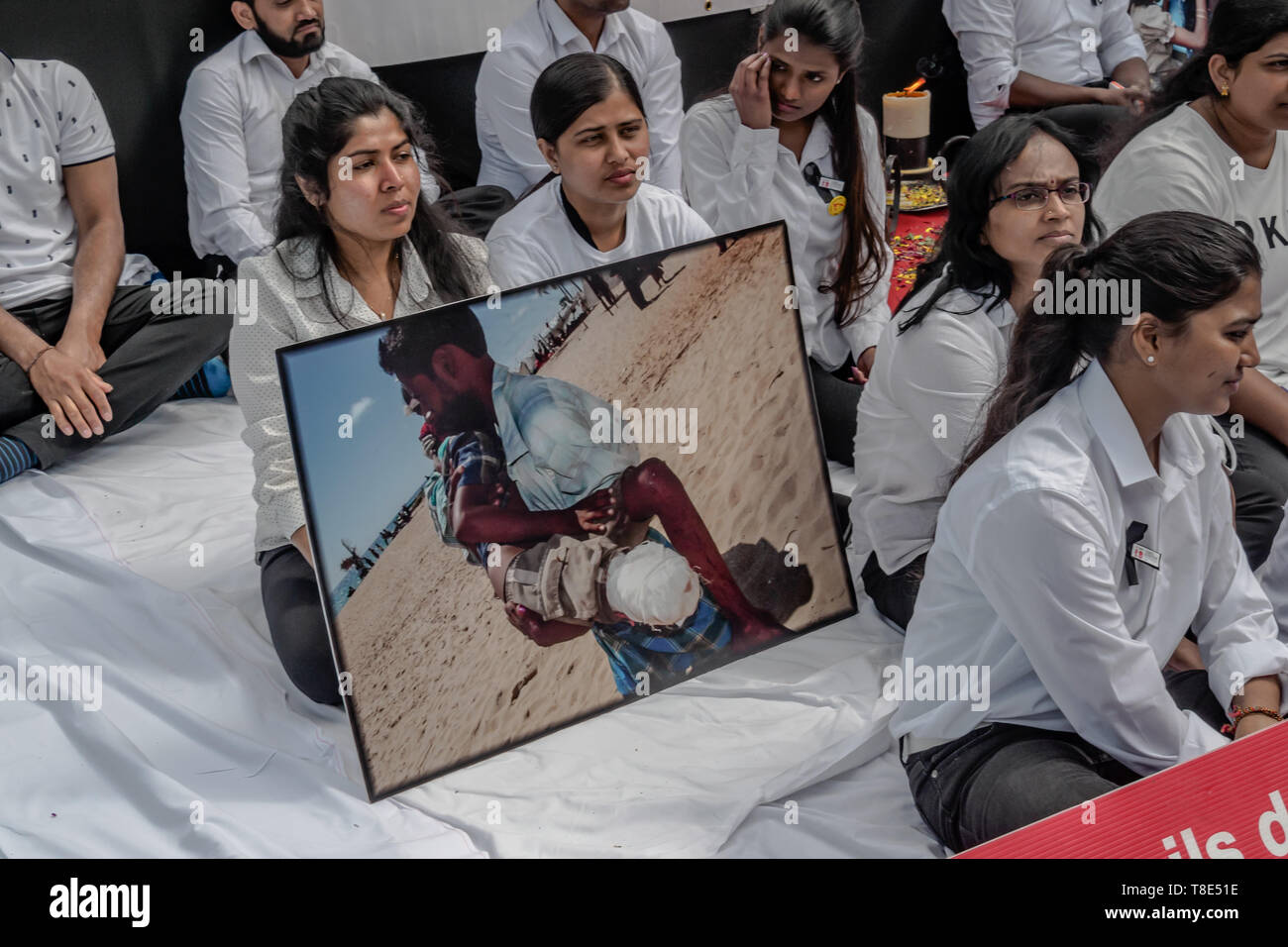 Londra, Regno Unito. Il 12 maggio 2019. Tamil iniziano uno sciopero della fame a Downing St che termina il 18 maggio, Tamil genocidio Giorno del Ricordo, vietata in Sri Lanka dove è celebrato come la Giornata della vittoria da parte del governo. Tamil rivendicazione vi erano 156,689 civili Tamil non contabilizzate alla fine della guerra, molti di loro uccisi da sgranare negli ultimi 5 mesi e nessuno è stato ritenuto responsabile. Essi chiedono il riconoscimento del genocidio Tamil, un tribunale internazionale per indagare sulle violenze ed autodeterminazione per i tamil in Sri Lanka. Peter Marshall / Alamy Live News Foto Stock