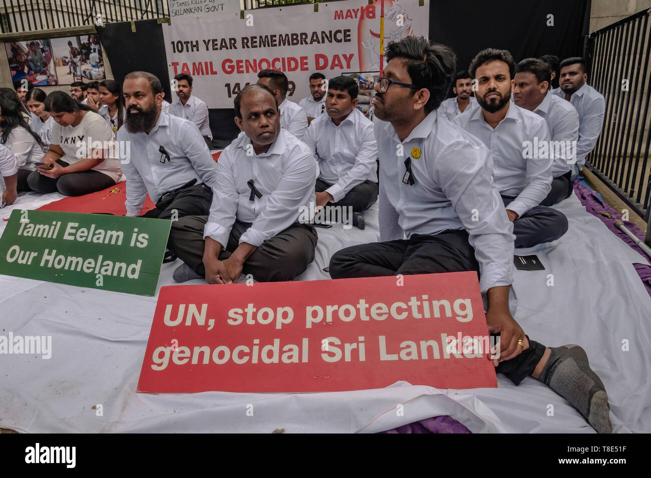 Londra, Regno Unito. Il 12 maggio 2019. Tamil iniziano uno sciopero della fame a Downing St che termina il 18 maggio, Tamil genocidio Giorno del Ricordo, vietata in Sri Lanka dove è celebrato come la Giornata della vittoria da parte del governo. Tamil rivendicazione vi erano 156,689 civili Tamil non contabilizzate alla fine della guerra, molti di loro uccisi da sgranare negli ultimi 5 mesi e nessuno è stato ritenuto responsabile. Essi chiedono il riconoscimento del genocidio Tamil, un tribunale internazionale per indagare sulle violenze ed autodeterminazione per i tamil in Sri Lanka. Peter Marshall / Alamy Live News Foto Stock