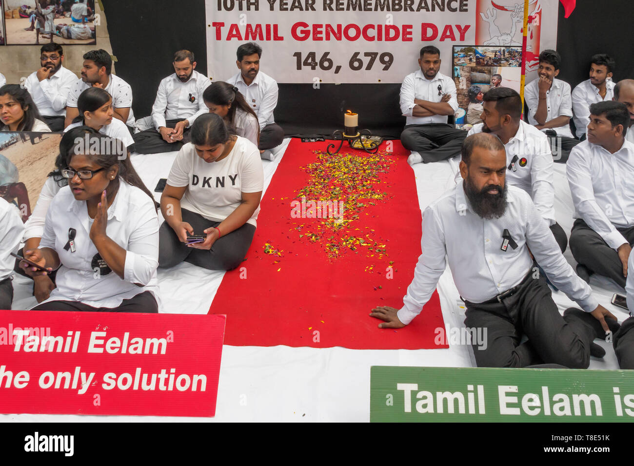 Londra, Regno Unito. Il 12 maggio 2019. Tamil iniziano uno sciopero della fame a Downing St che termina il 18 maggio, Tamil genocidio Giorno del Ricordo, vietata in Sri Lanka dove è celebrato come la Giornata della vittoria da parte del governo. Tamil rivendicazione vi erano 156,689 civili Tamil non contabilizzate alla fine della guerra, molti di loro uccisi da sgranare negli ultimi 5 mesi e nessuno è stato ritenuto responsabile. Essi chiedono il riconoscimento del genocidio Tamil, un tribunale internazionale per indagare sulle violenze ed autodeterminazione per i tamil in Sri Lanka. Peter Marshall / Alamy Live News Foto Stock