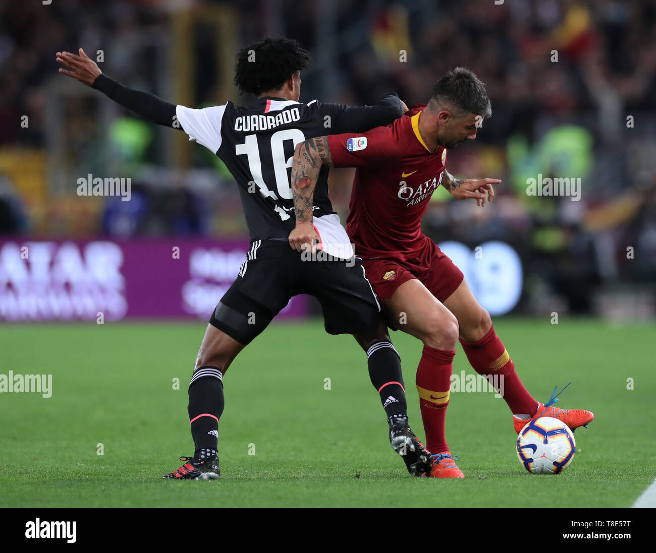 Stadio Olimpico di Roma, Italia. Il 12 maggio 2019. Serie A CALCIO, Roma contro la Juventus; Aleksandar Kolarov di AS Roma tiene fuori Cuadrado di credito Jeventus: Azione Plus sport/Alamy Live News Foto Stock